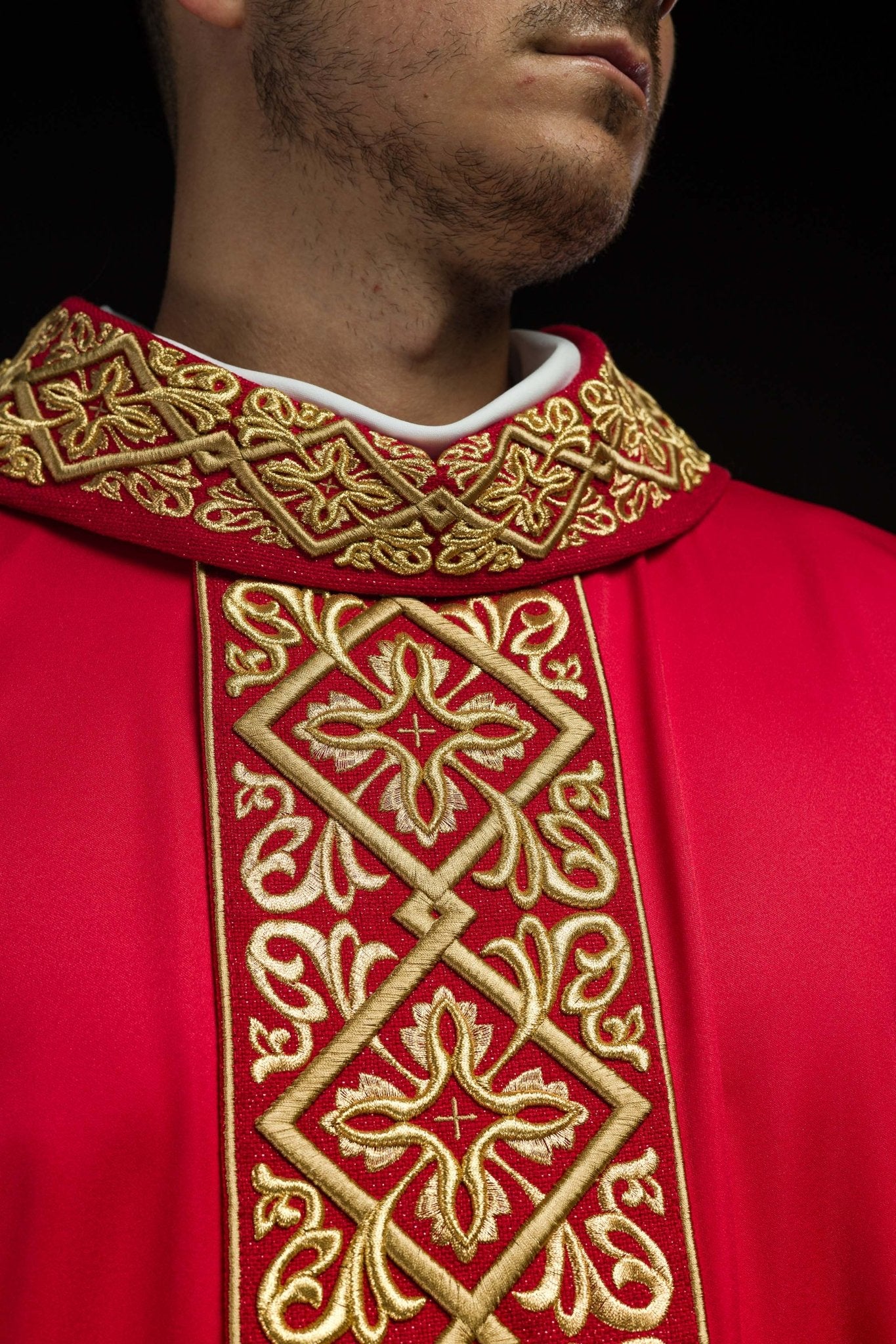 Red chasuble with embroidered collar LE/7027/02 - CHASUBLES.COM