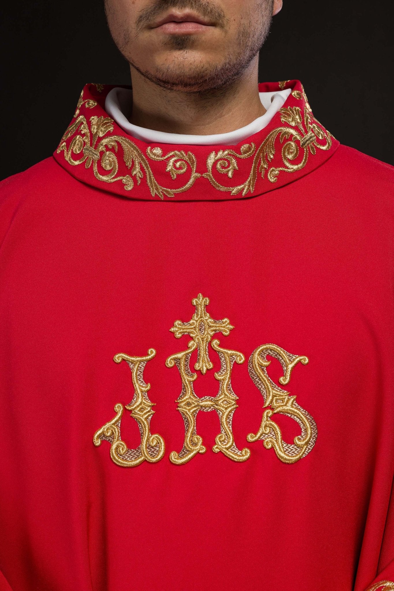 Red chasuble with embroidery around silhouette KOR/157/02/01 CZERWONY - CHASUBLES.COM