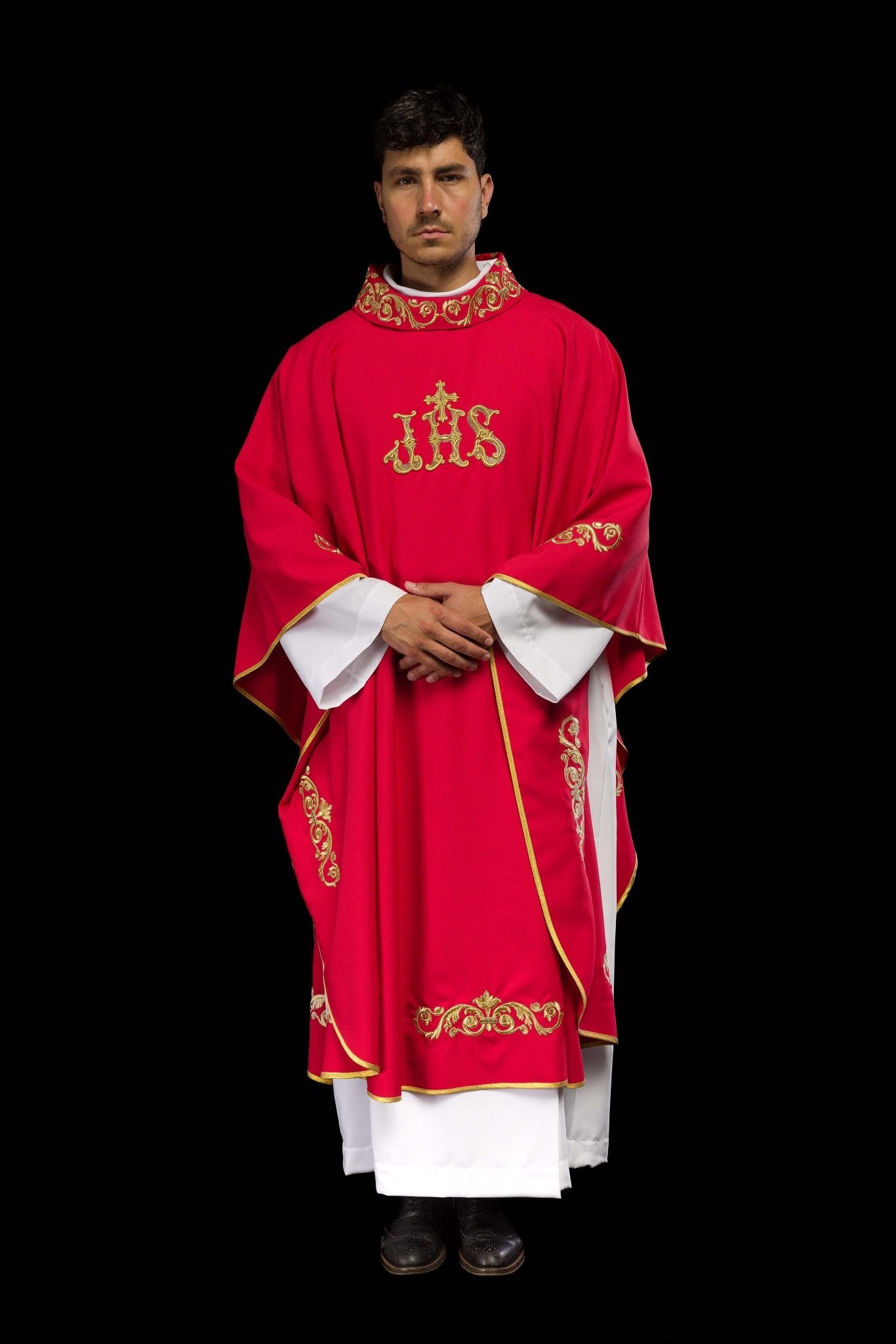 Red chasuble with embroidery around silhouette KOR/157/02/01 CZERWONY - CHASUBLES.COM