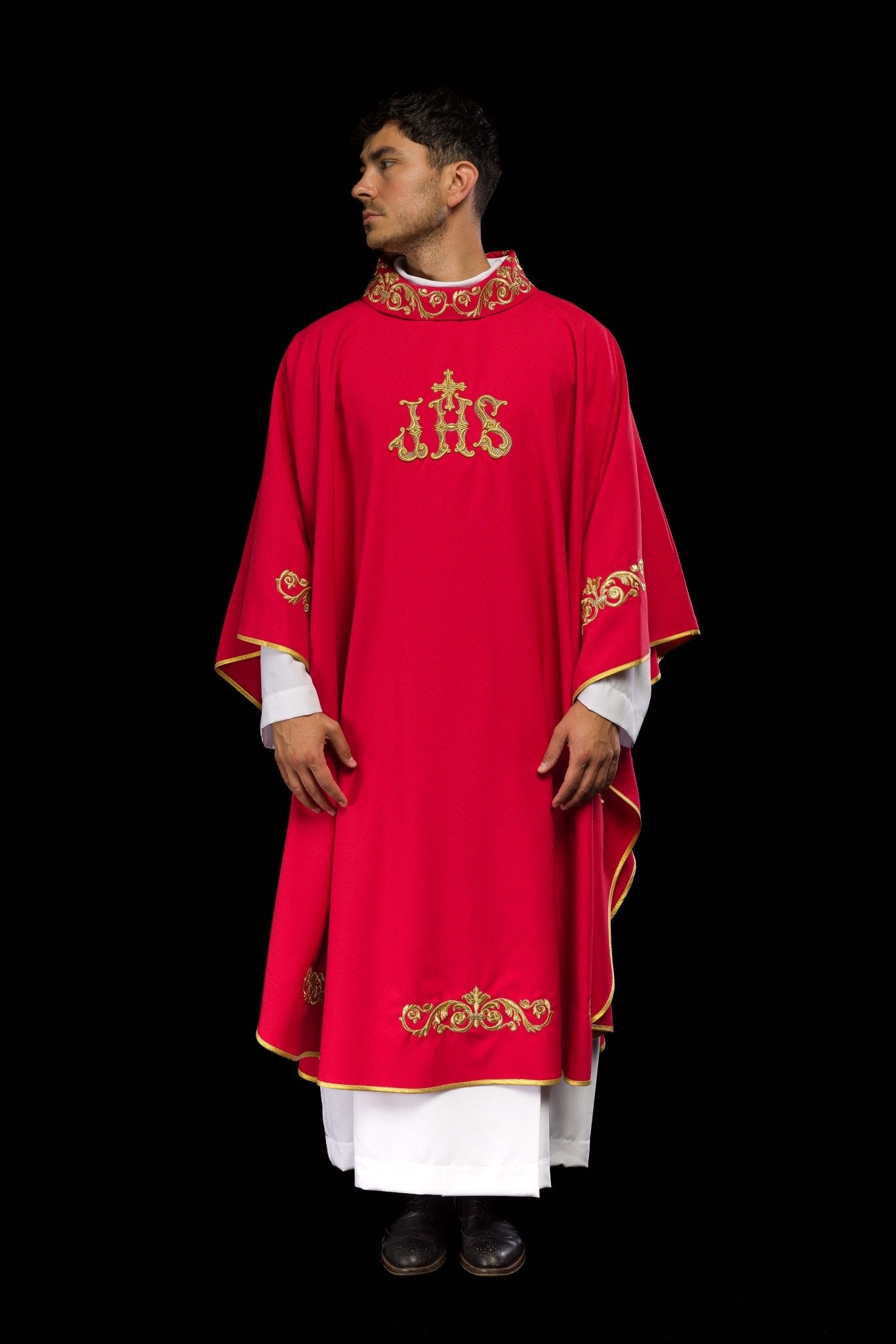 Red chasuble with embroidery around silhouette KOR/157/02/01 CZERWONY - CHASUBLES.COM