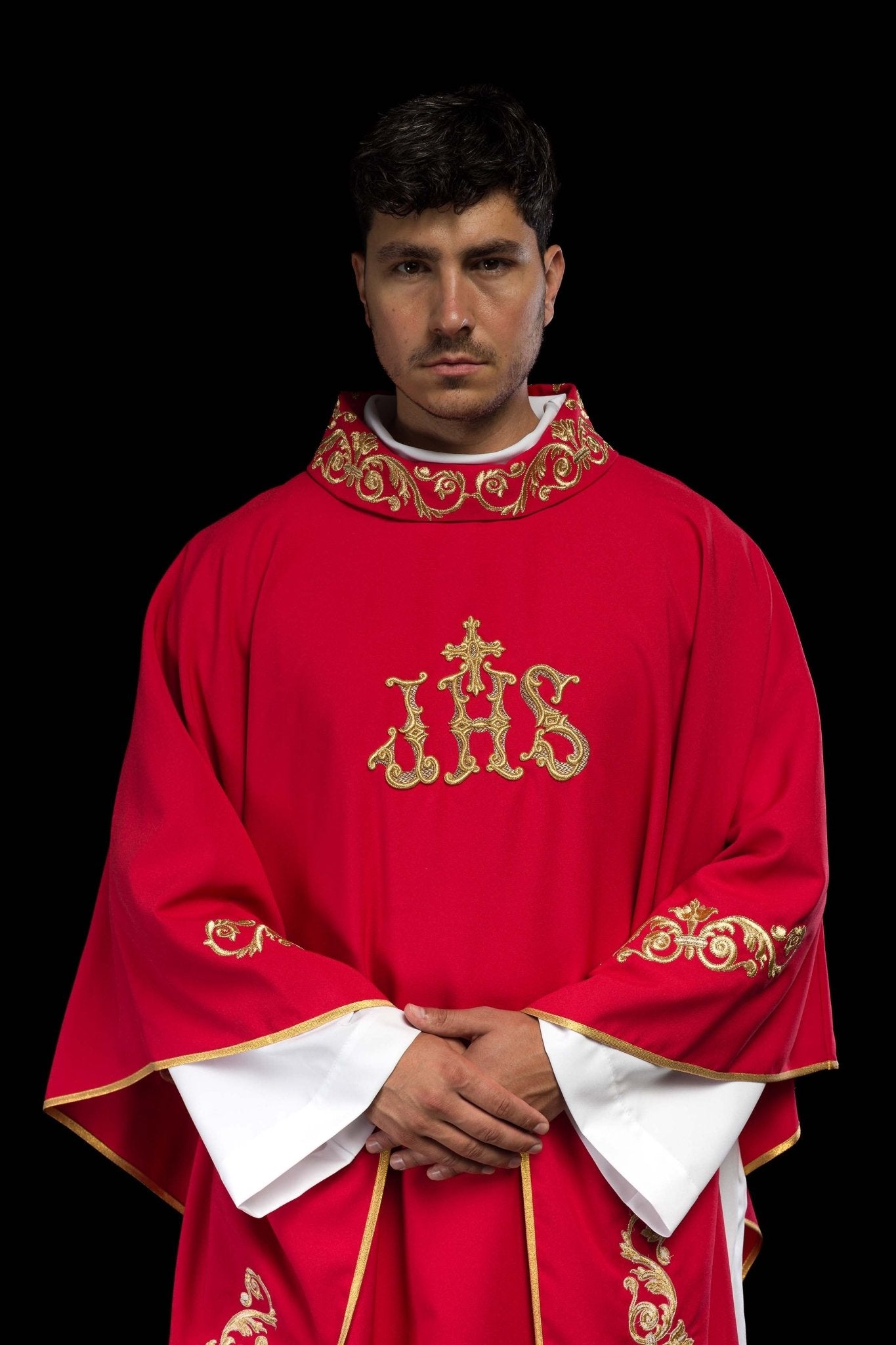 Red chasuble with embroidery around silhouette KOR/157/02/01 CZERWONY - CHASUBLES.COM