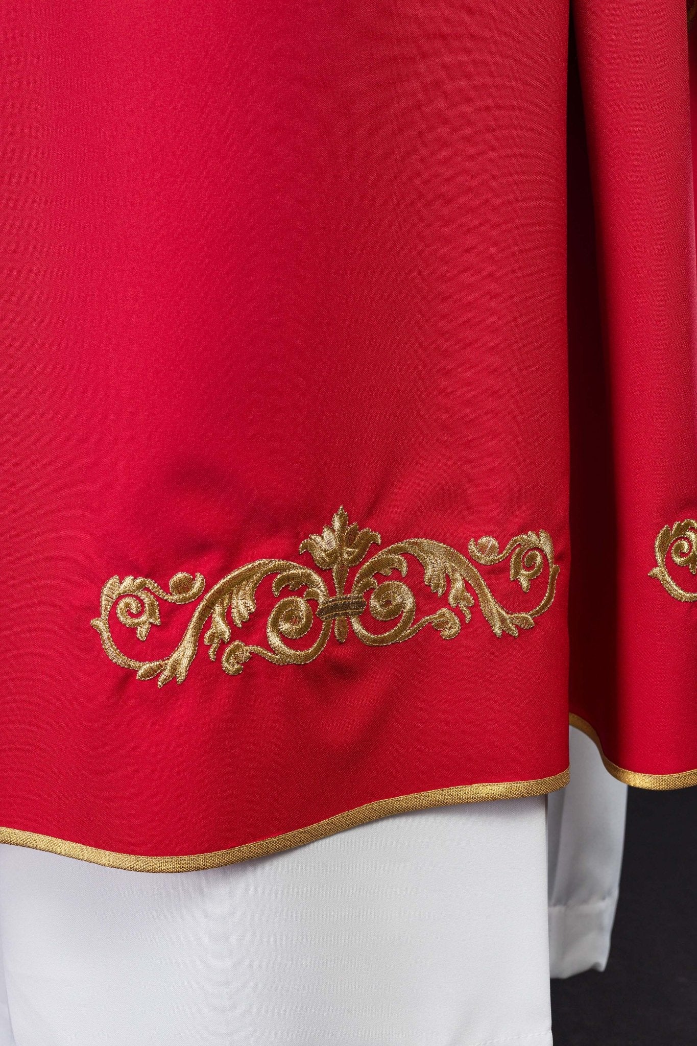 Red chasuble with embroidery around silhouette KOR/157/02/01 CZERWONY - CHASUBLES.COM