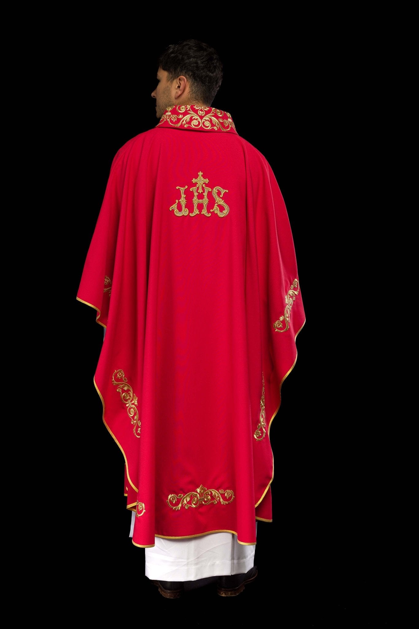 Red chasuble with embroidery around silhouette KOR/157/02/01 CZERWONY - CHASUBLES.COM