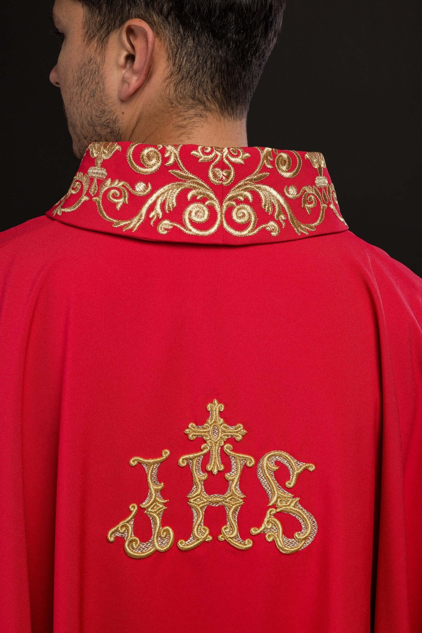 Red chasuble with embroidery around silhouette KOR/157/02/01 CZERWONY - CHASUBLES.COM
