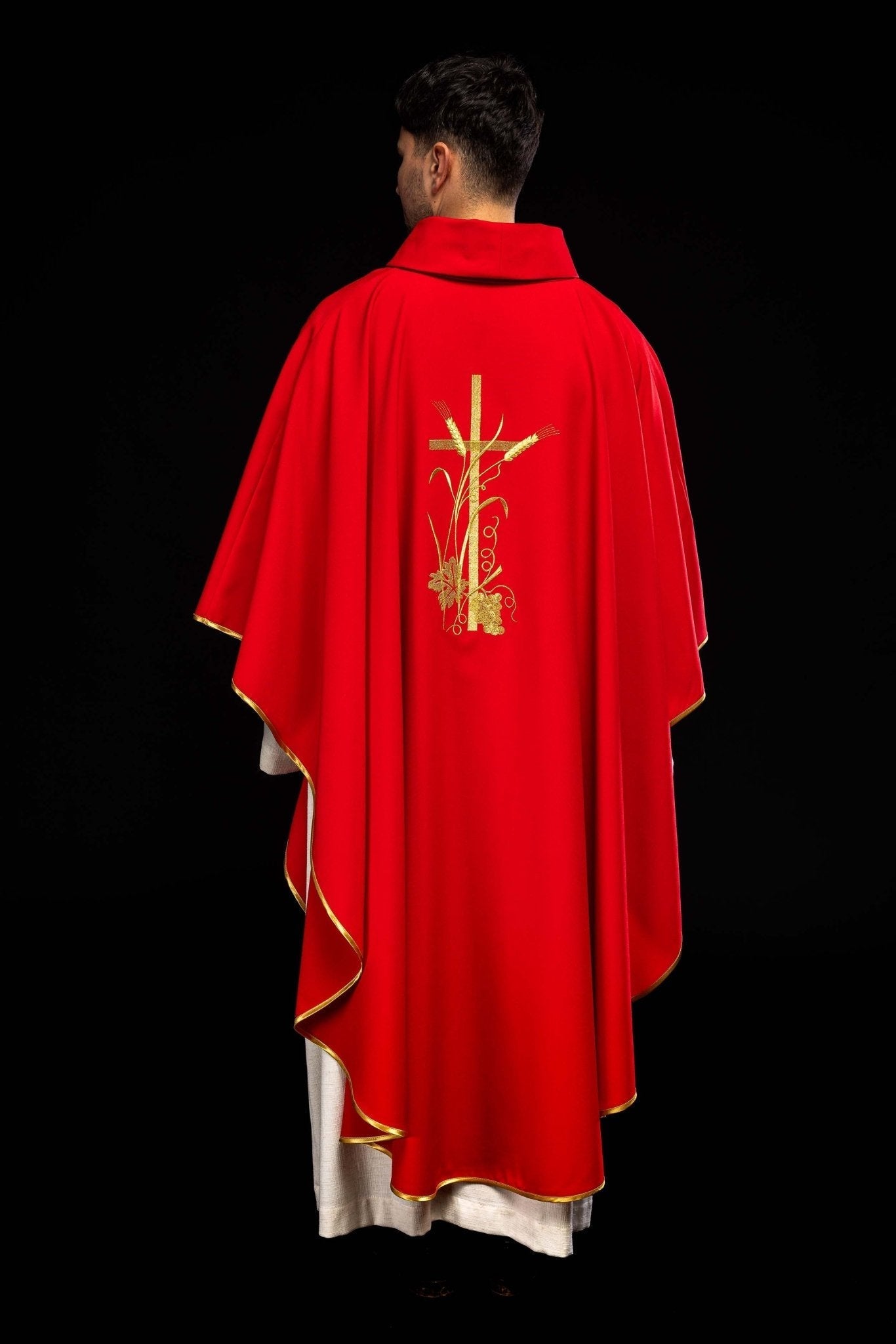 Red chasuble with golden cross embroidery KOR/026/02/12 CZERWONY - HAFTINAUSA.COM