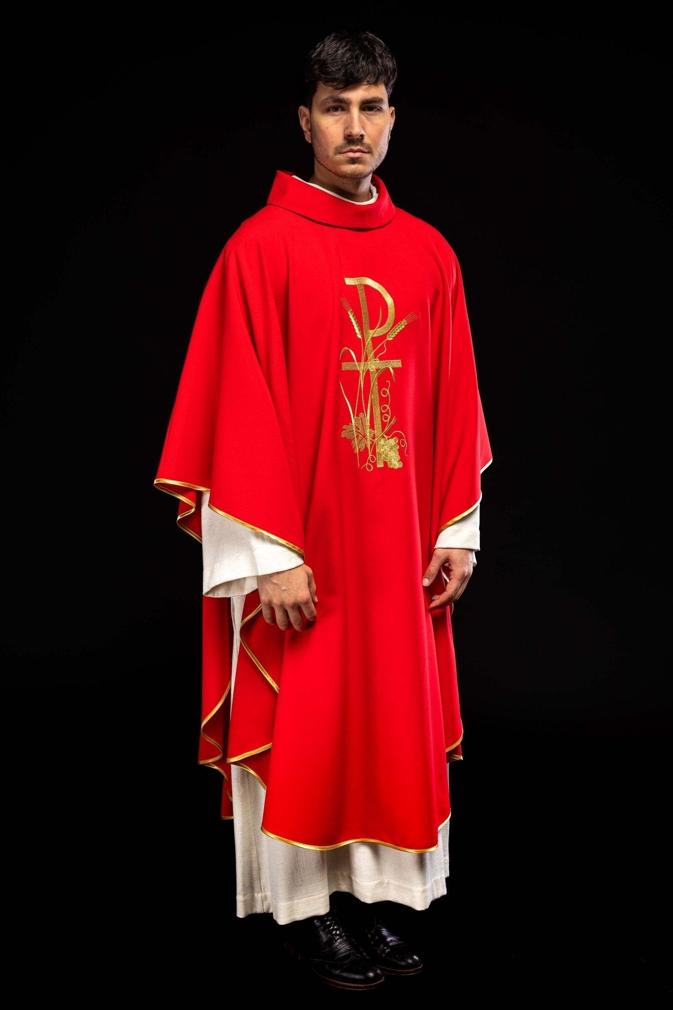 Red chasuble with golden cross embroidery KOR/026/02/12 CZERWONY - HAFTINAUSA.COM