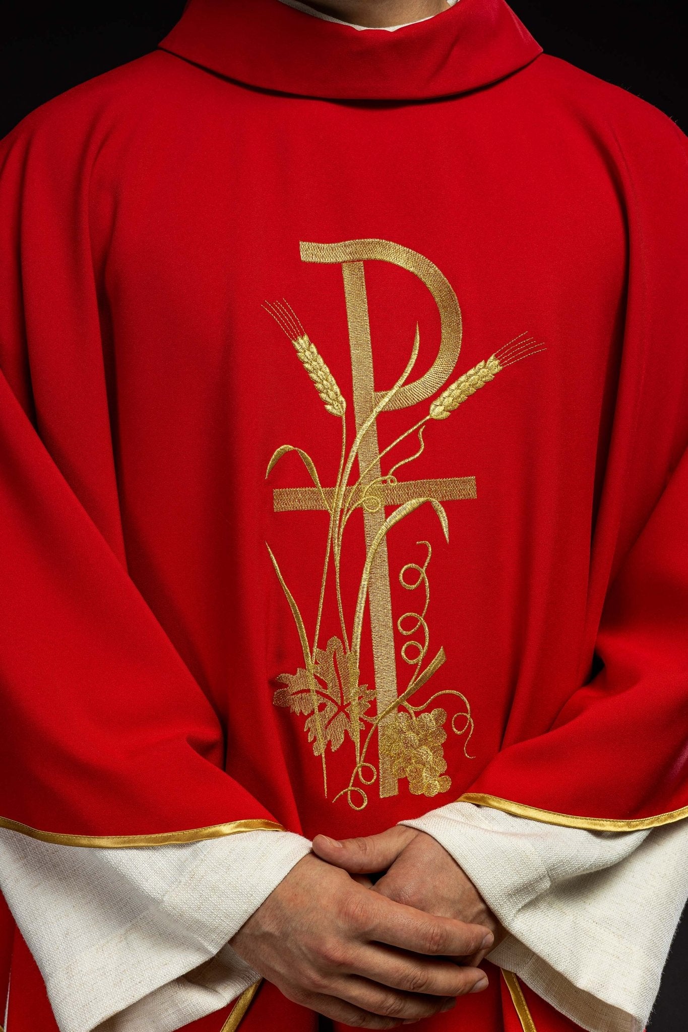 Red chasuble with golden cross embroidery KOR/026/02/12 CZERWONY - HAFTINAUSA.COM