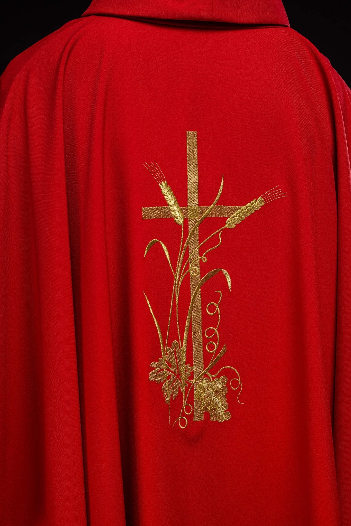 Red chasuble with golden cross embroidery KOR/026/02/12 CZERWONY - HAFTINAUSA.COM