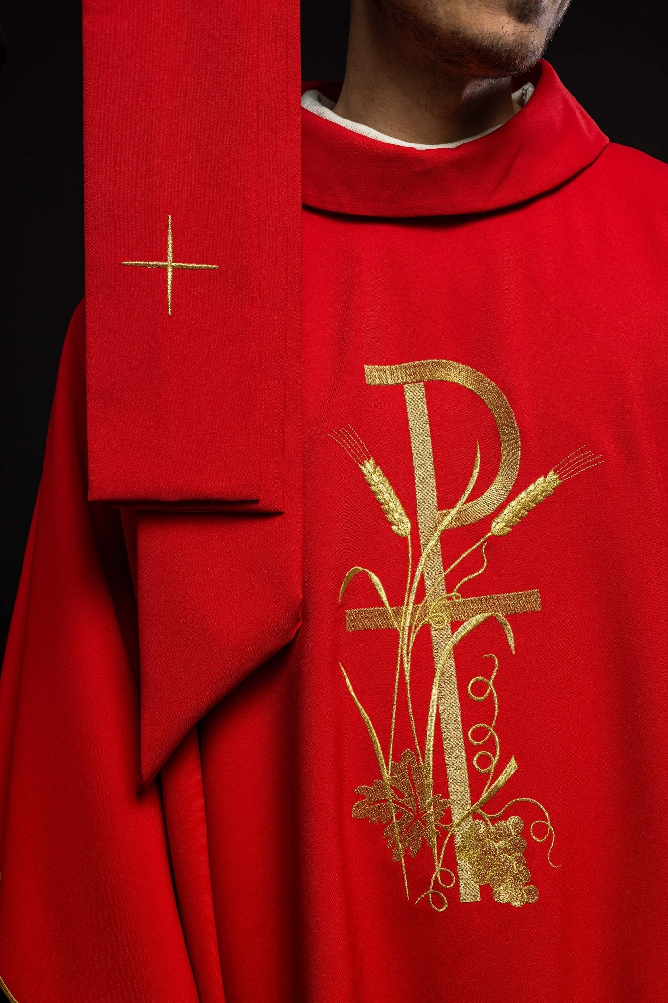Red chasuble with golden cross embroidery KOR/026/02/12 CZERWONY - HAFTINAUSA.COM