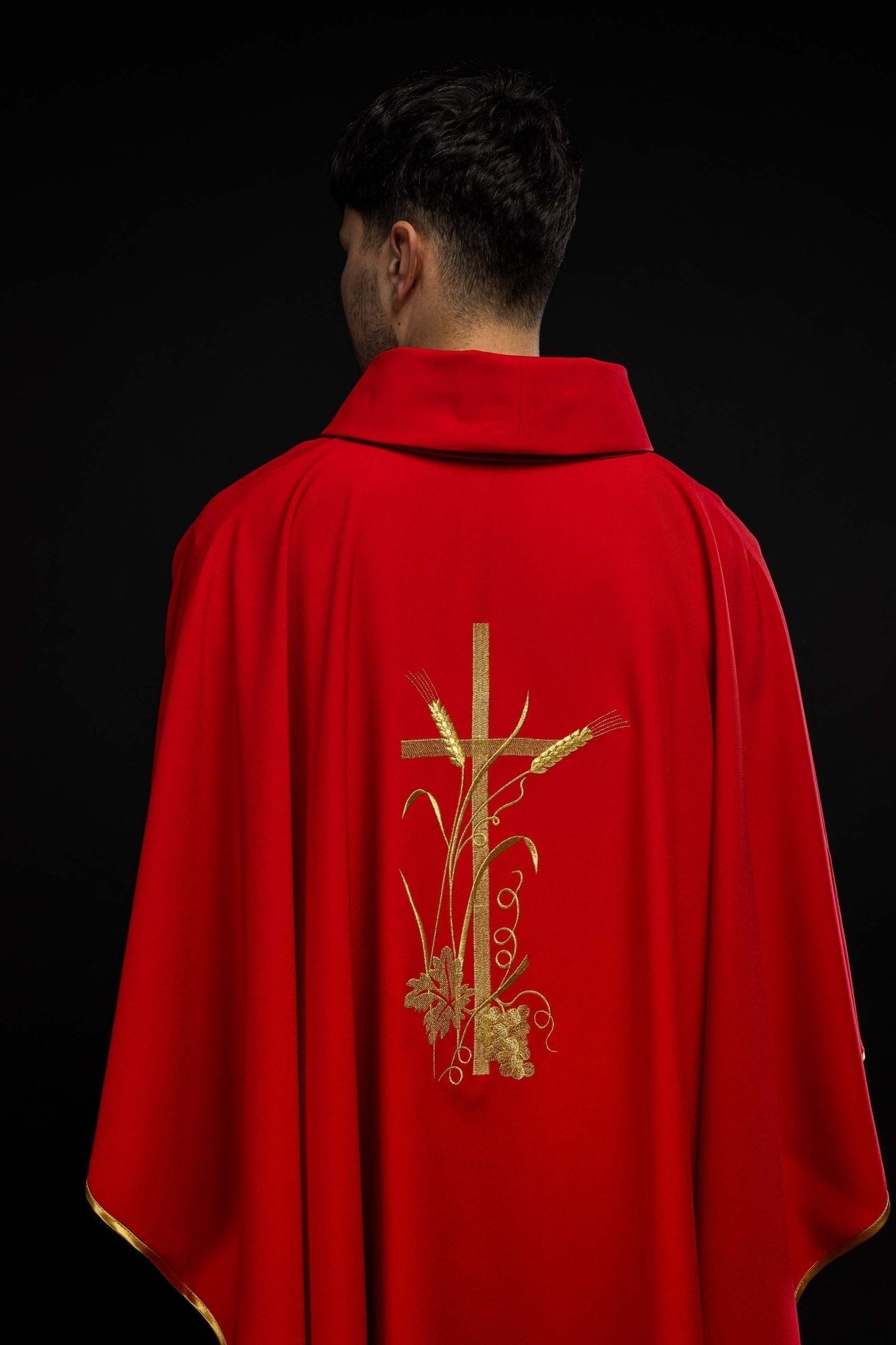 Red chasuble with golden cross embroidery KOR/026/02/12 CZERWONY - HAFTINAUSA.COM