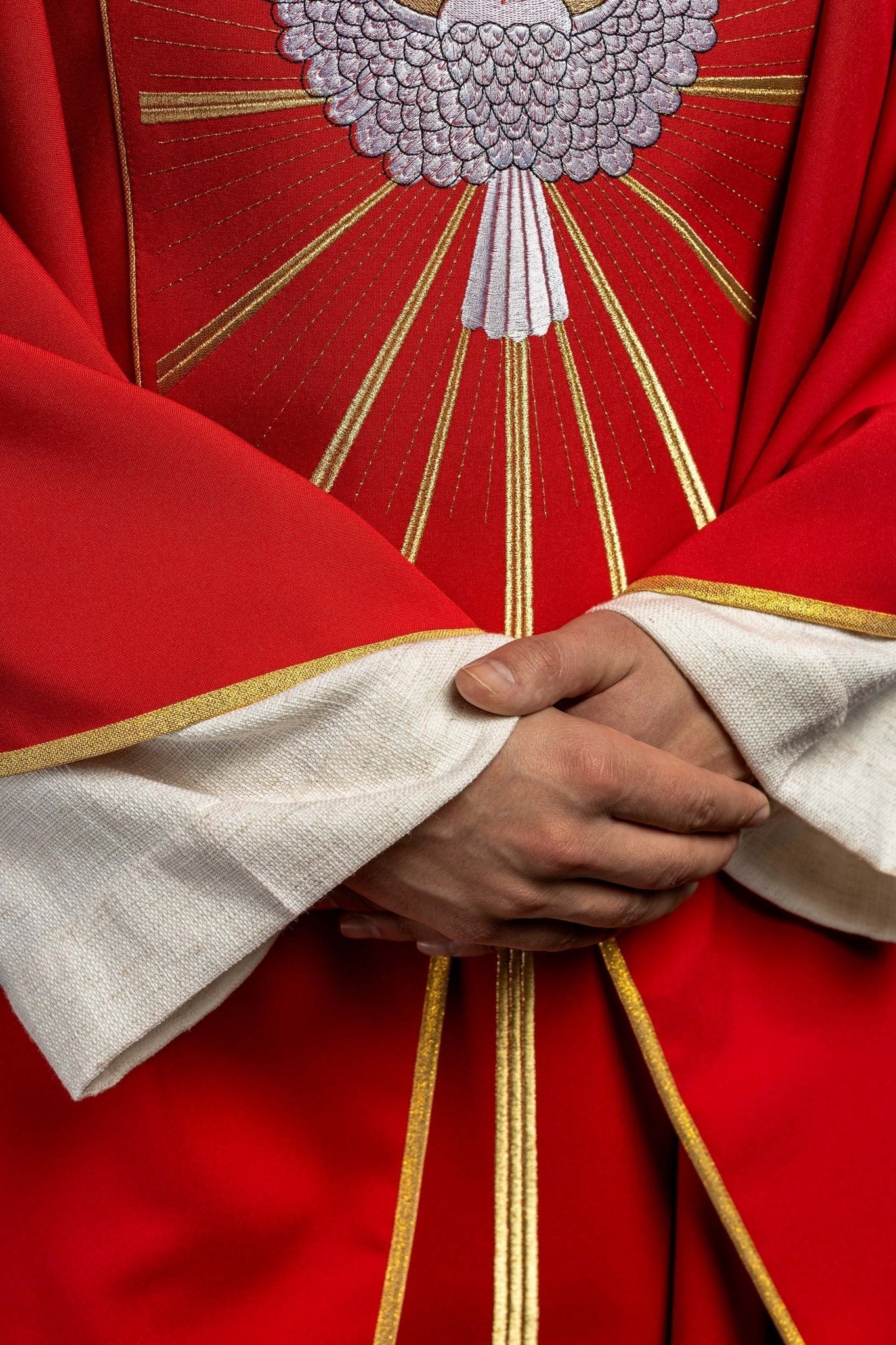 Red Chasuble with Holy Spirit symbol KOR/015/02/01 CZERWONY - HAFTINAUSA.COM