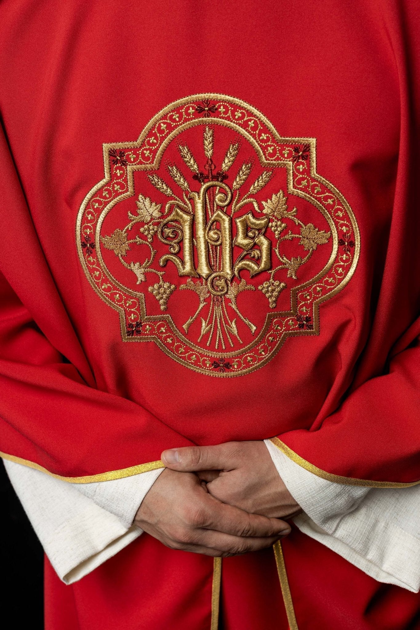 Red chasuble with IHS and PAX embroidery KOR/119/02/01 CZERWONY - HAFTINAUSA.COM