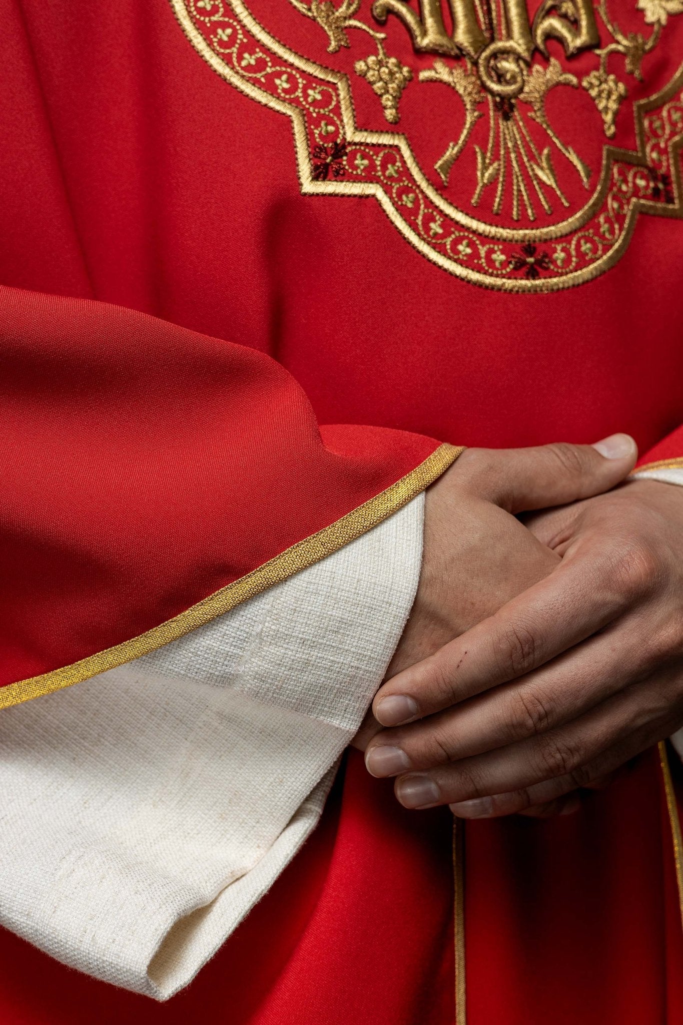 Red chasuble with IHS and PAX embroidery KOR/119/02/01 CZERWONY - HAFTINAUSA.COM