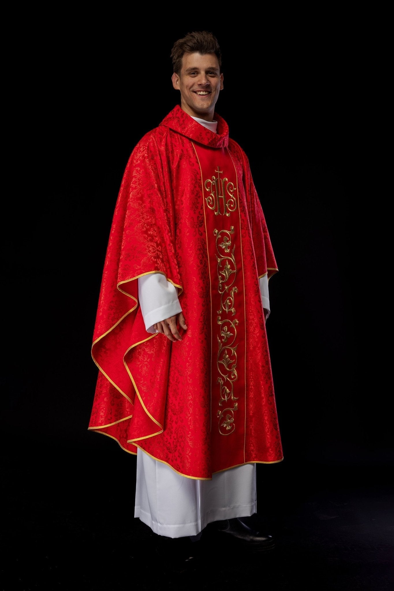 Red chasuble with JHS motif made of decorative texture S - 7059 - 02 - 67 - HAFTINAUSA.COM