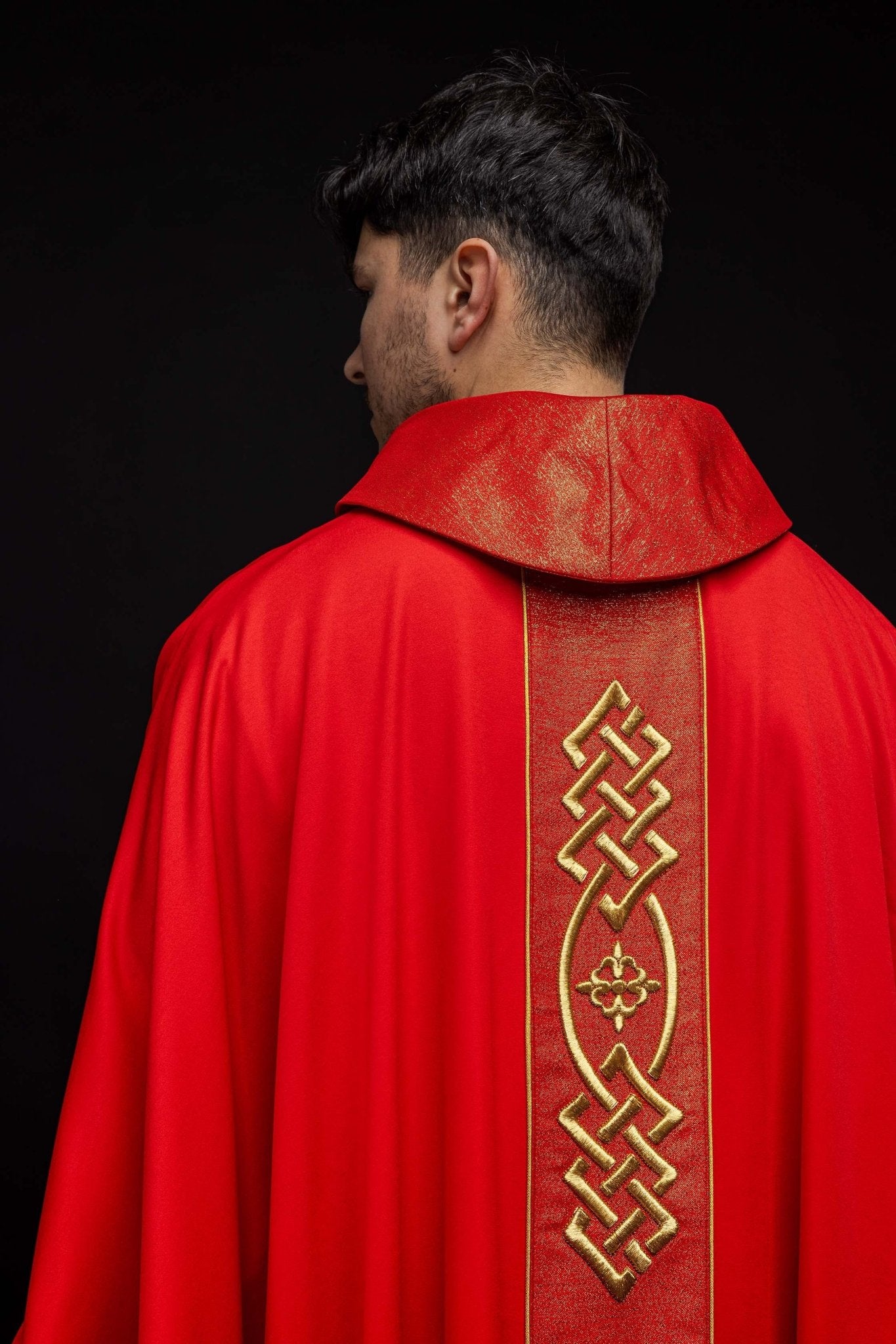 Red chasuble with narrow embroidery KOR/266/02/53 - HAFTINAUSA.COM