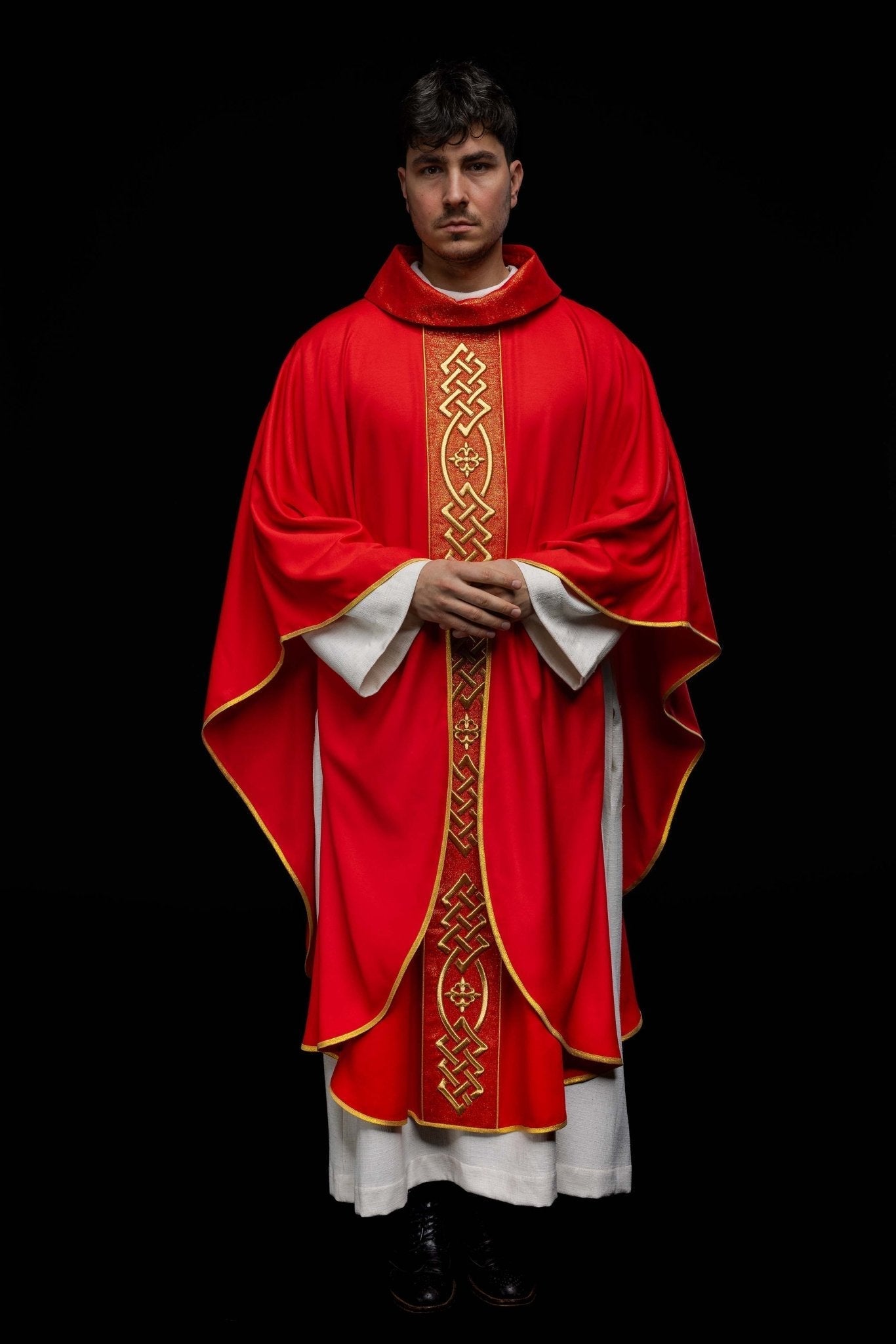 Red chasuble with narrow embroidery KOR/266/02/53 - HAFTINAUSA.COM