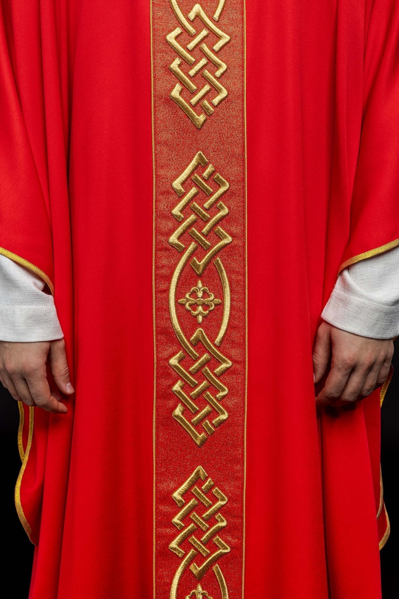 Red chasuble with narrow embroidery KOR/266/02/53 - HAFTINAUSA.COM