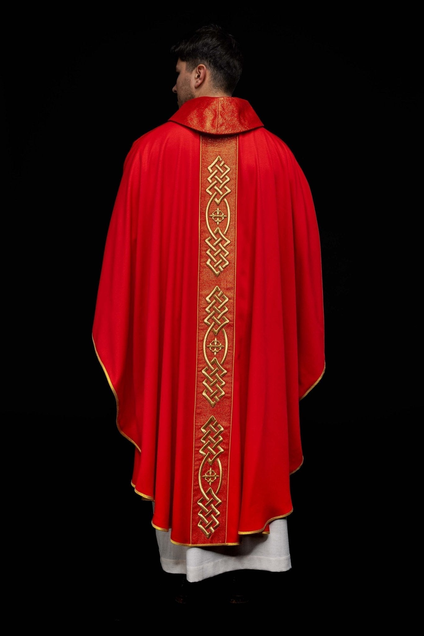Red chasuble with narrow embroidery KOR/266/02/53 - HAFTINAUSA.COM