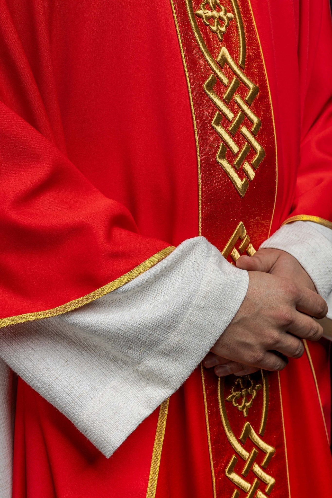 Red chasuble with narrow embroidery KOR/266/02/53 - HAFTINAUSA.COM