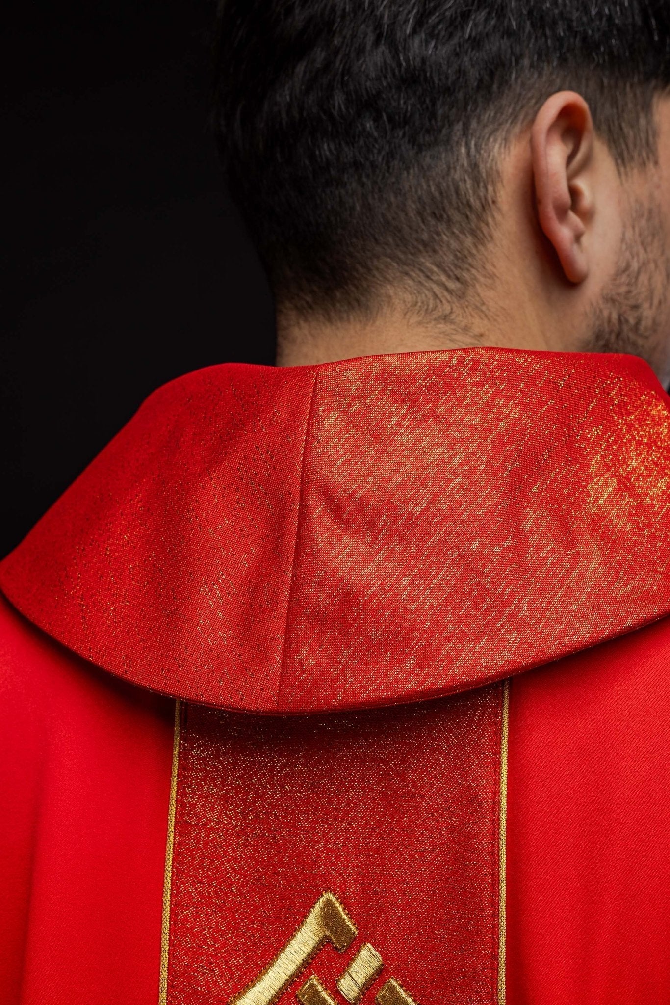 Red chasuble with narrow embroidery KOR/266/02/53 - HAFTINAUSA.COM