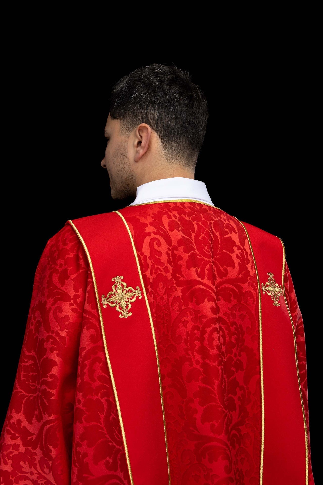 Red dalmatic in jacquard with bands and embroidered gold crosses KDL/284/02/81/B - CHASUBLES.COM