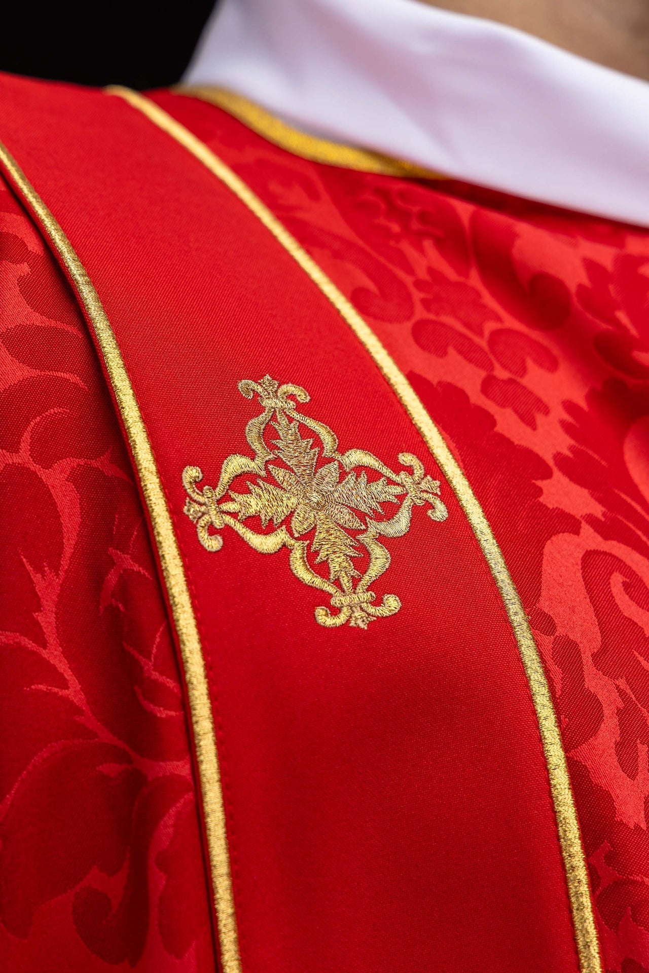Red dalmatic in jacquard with bands and embroidered gold crosses KDL/284/02/81/B - CHASUBLES.COM