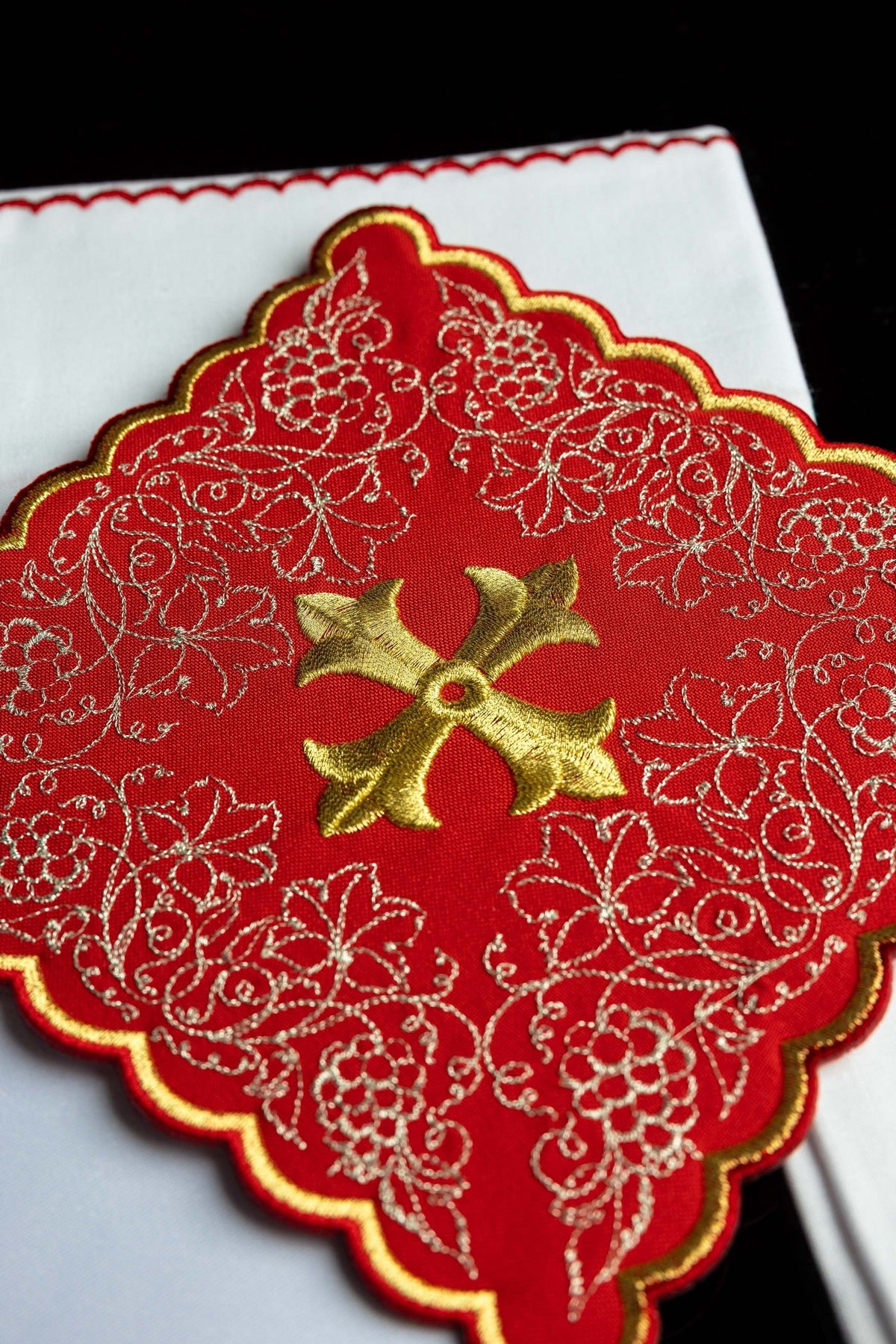 Red embroidered chalice linens set with a cross motif KDT/5028/02 CZERWONY - CHASUBLES.COM