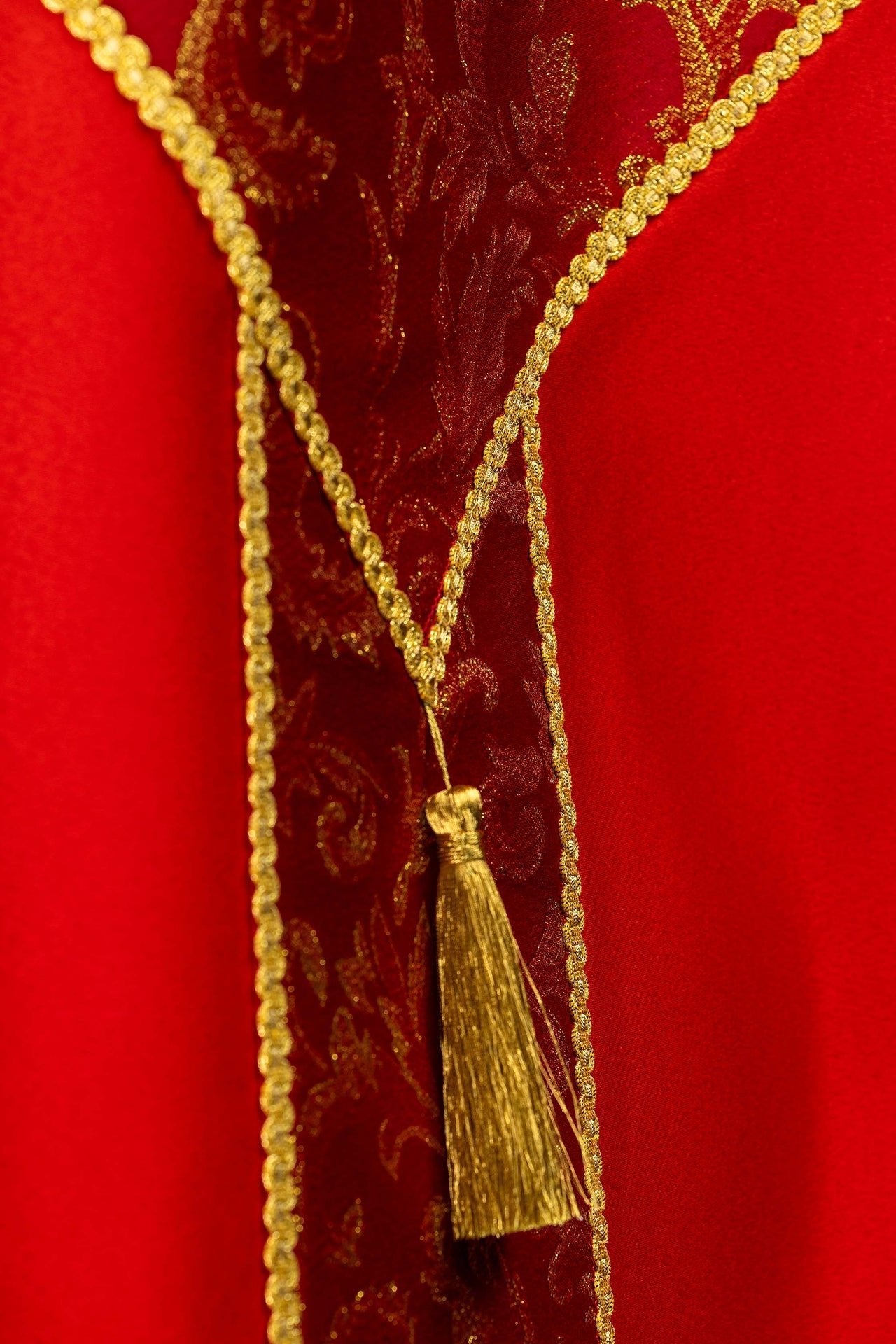 Red embroidered cope decorated with jacquard fabric KKP/162/02/20 145cm - CHASUBLES.COM