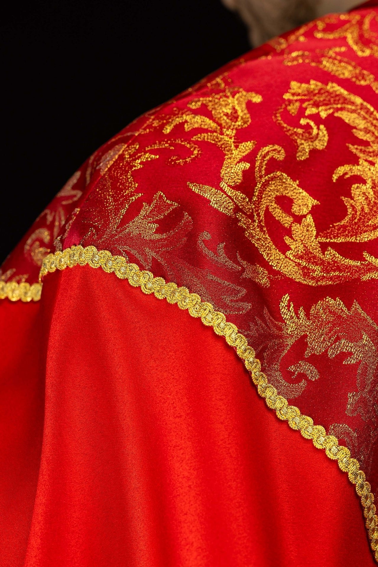 Red embroidered cope decorated with jacquard fabric KKP/162/02/20 145cm - CHASUBLES.COM