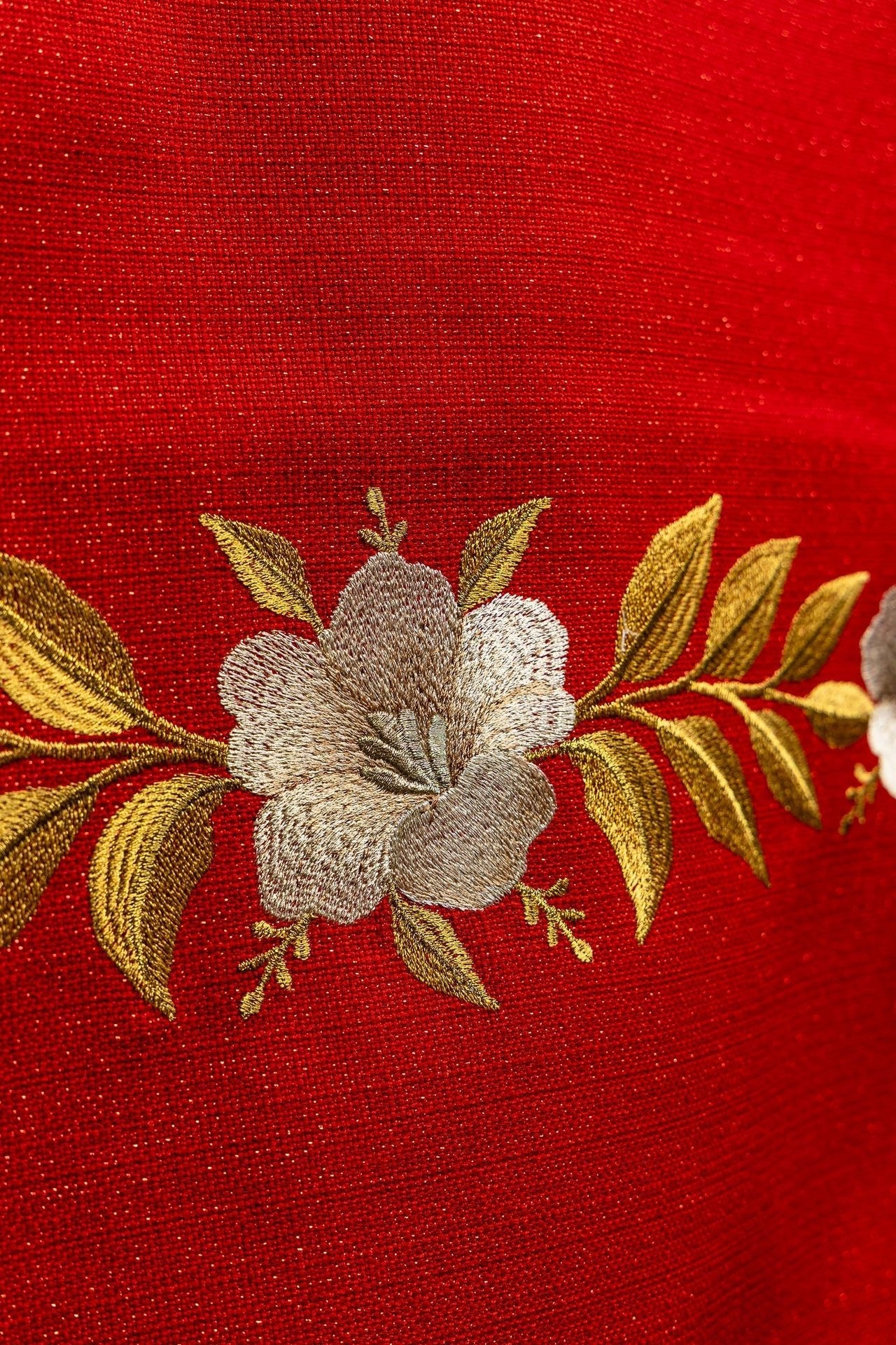 Red embroidered lectern cloth with the symbol of the dove and flames LE/8046/02 55*250 - CHASUBLES.COM