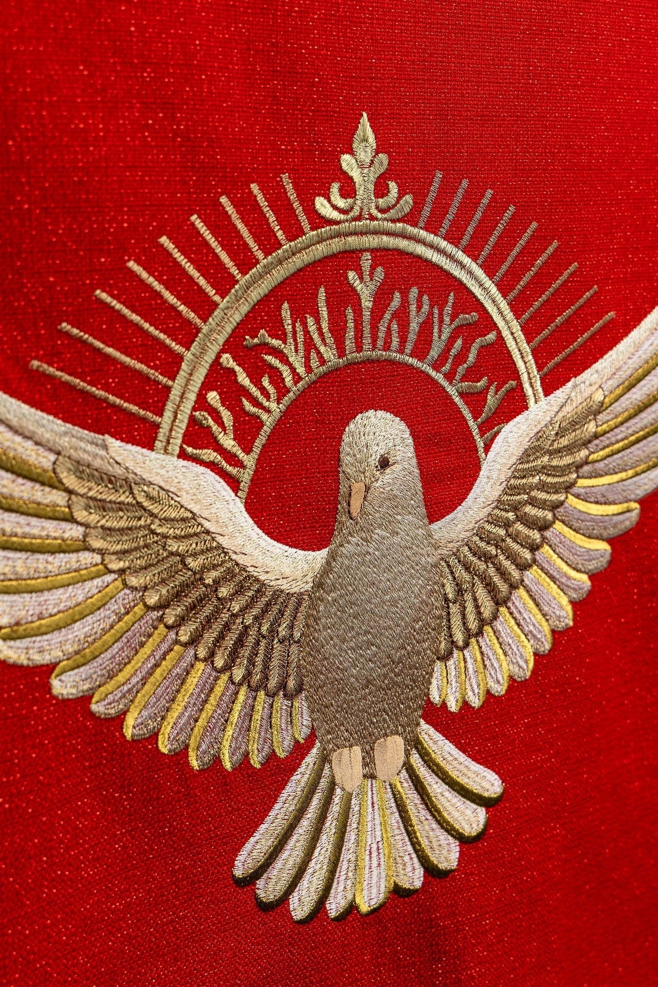 Red embroidered lectern cloth with the symbol of the dove and flames LE/8046/02 55*250 - CHASUBLES.COM