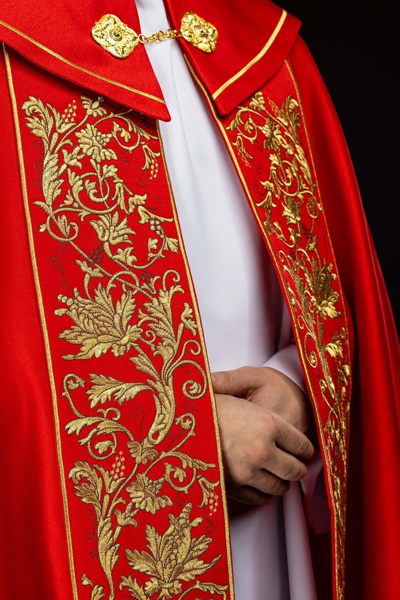 Red embroidered liturgical cope with a chalice motif KKP/013/02/20 145cm - CHASUBLES.COM