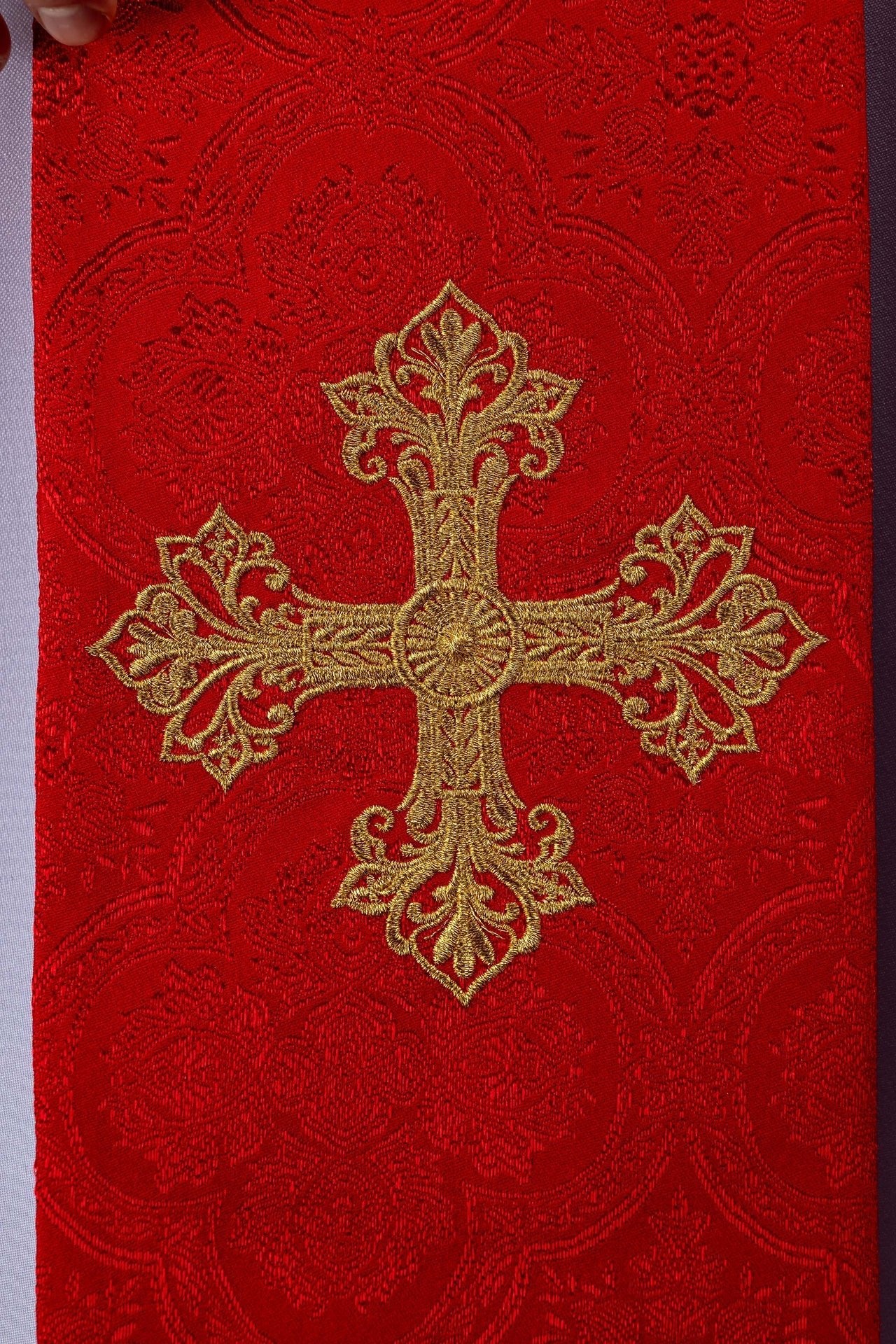 Red jacquard stole embroidered with a cross motif KST/967/02/11 - CHASUBLES.COM