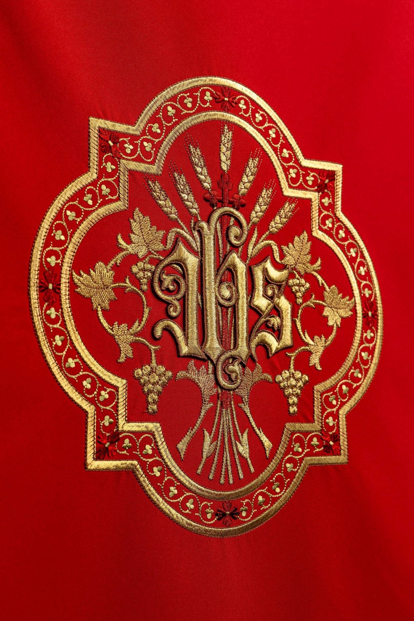 Red lectern cover with golden embroidery IHS KMO/004/02/01 CZERWONY 55*250 - CHASUBLES.COM