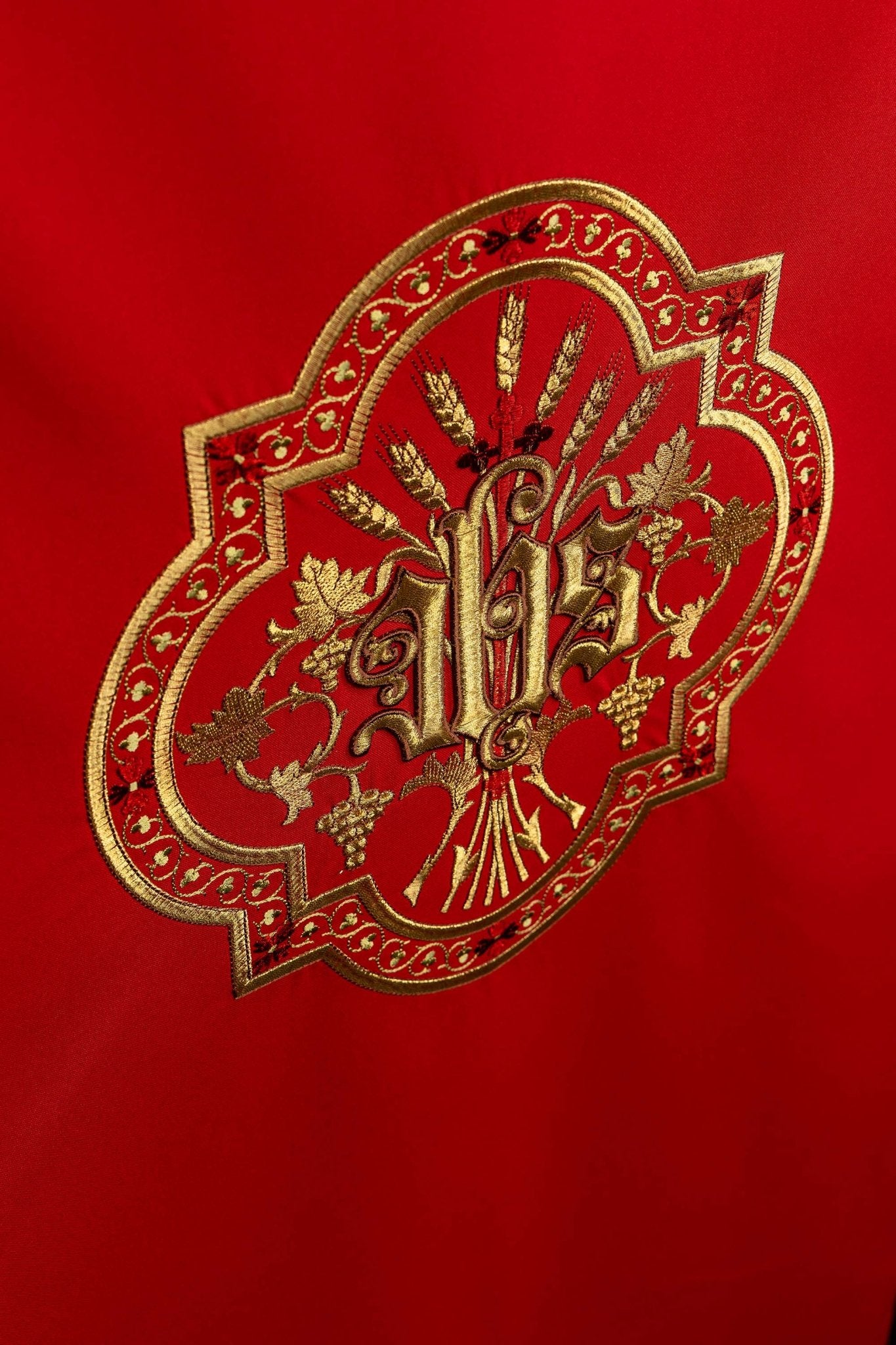 Red lectern cover with golden embroidery IHS KMO/004/02/01 CZERWONY 55*250 - CHASUBLES.COM