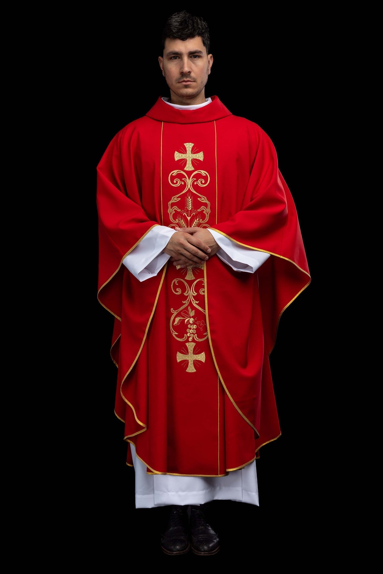 Red liturgical chasuble adorned with an embroidered panel KOR/148/02/01 CZERWONY - CHASUBLES.COM
