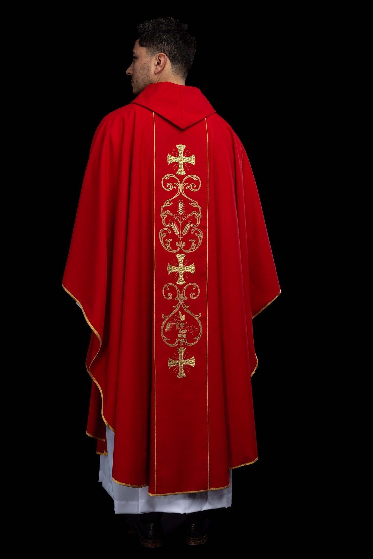 Red liturgical chasuble adorned with an embroidered panel KOR/148/02/01 CZERWONY - CHASUBLES.COM