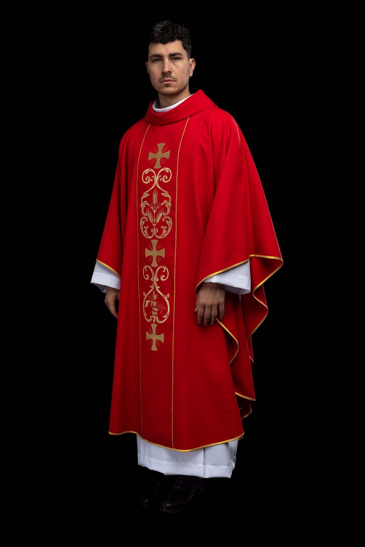 Red liturgical chasuble adorned with an embroidered panel KOR/148/02/01 CZERWONY - CHASUBLES.COM