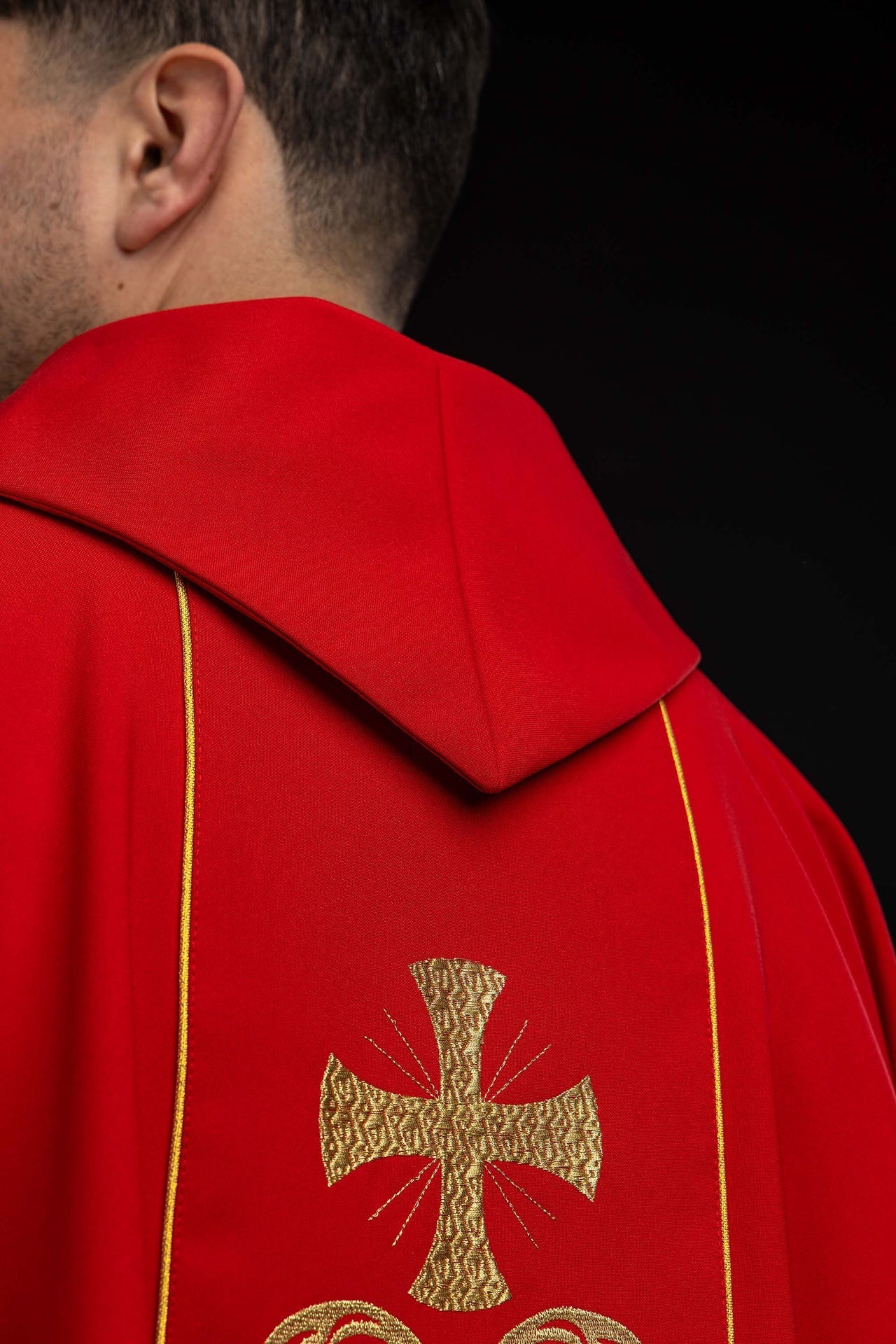 Red liturgical chasuble adorned with an embroidered panel KOR/148/02/01 CZERWONY - CHASUBLES.COM
