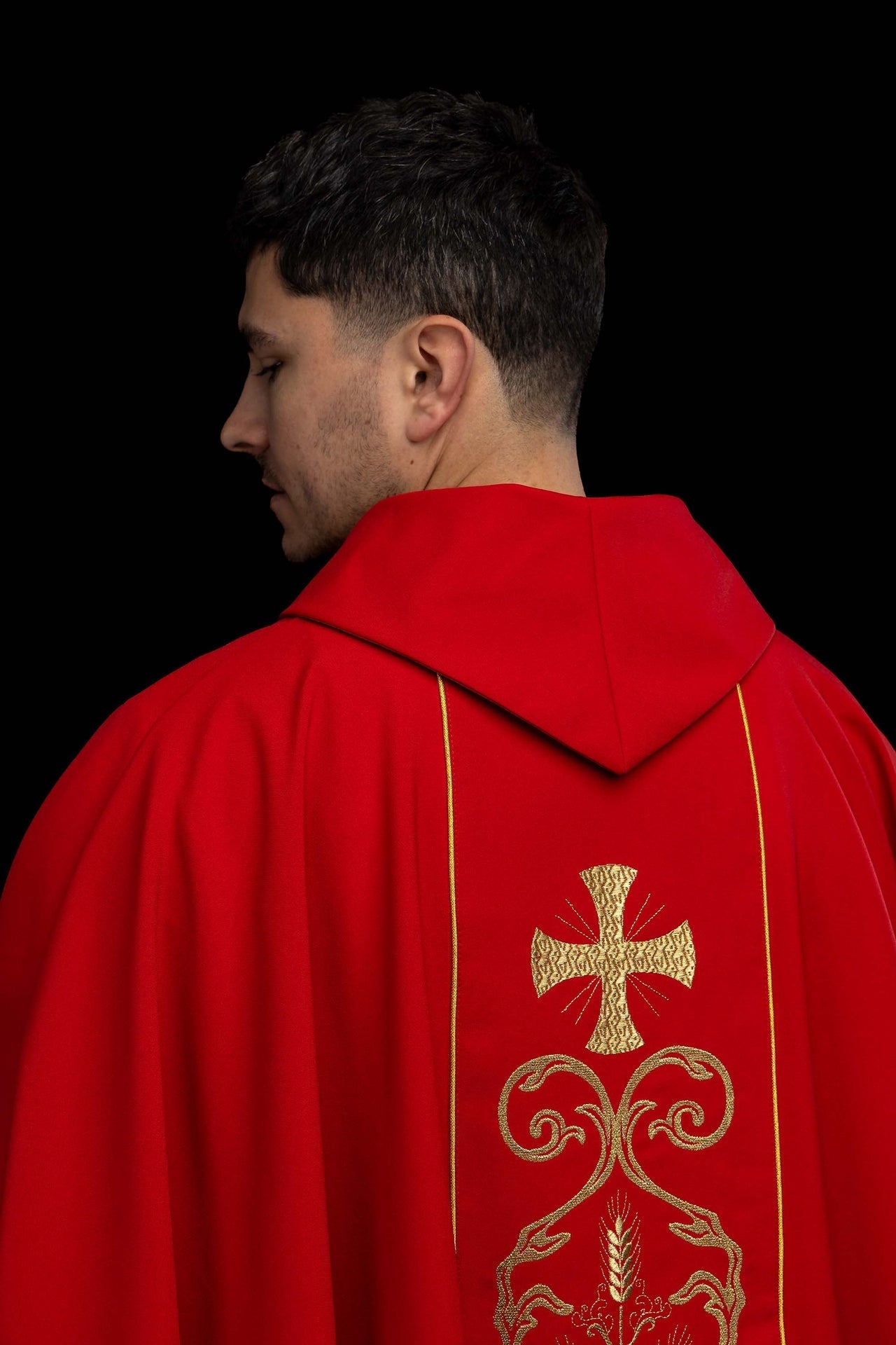Red liturgical chasuble adorned with an embroidered panel KOR/148/02/01 CZERWONY - CHASUBLES.COM