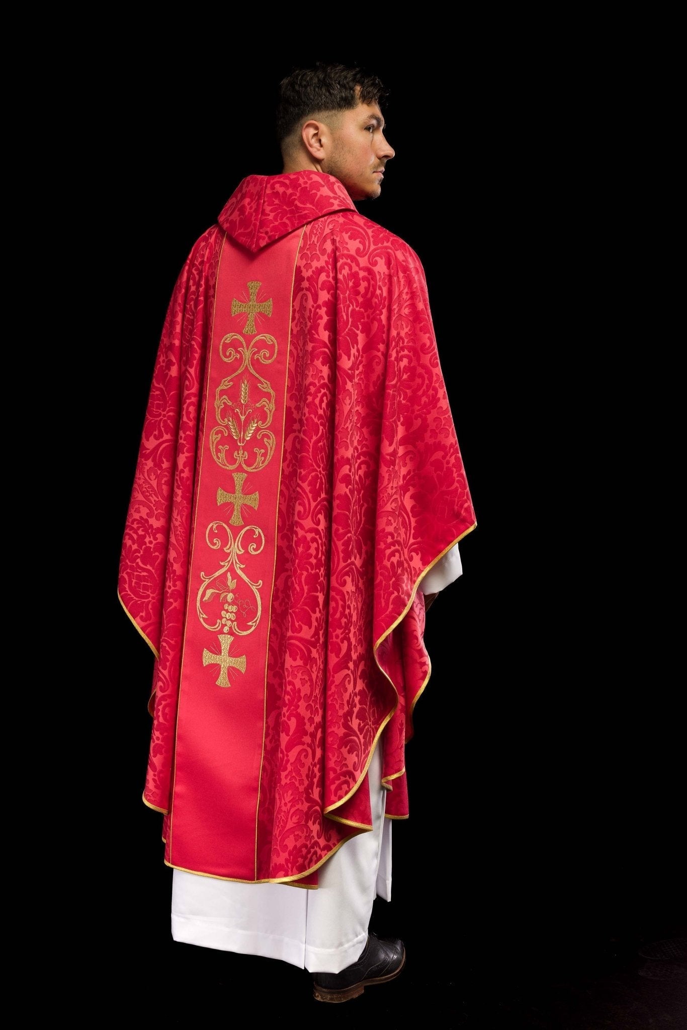 Red liturgical chasuble decorated with an embroidered belt KOR/148/02/81 - HAFTINAUSA.COM