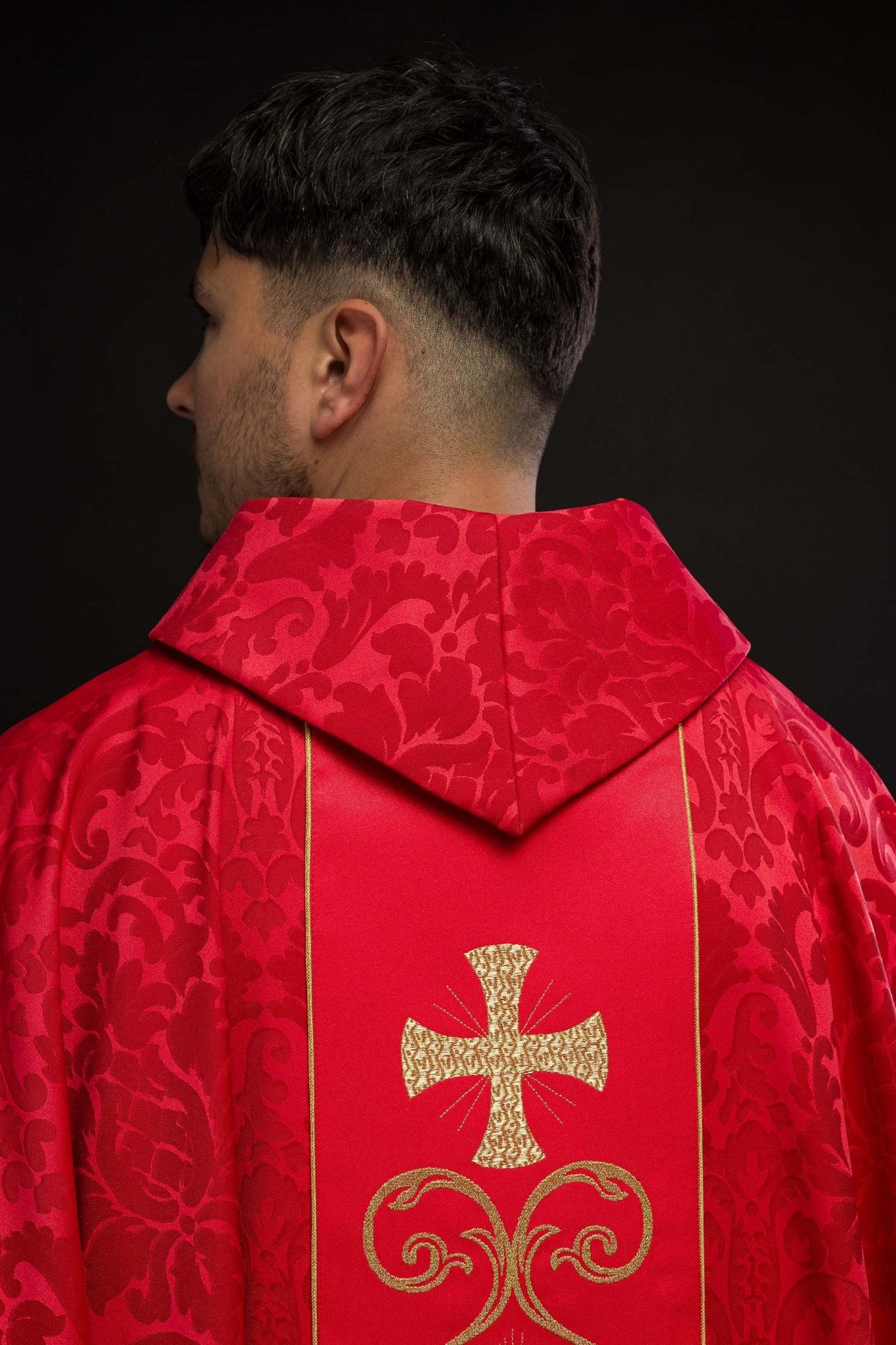 Red liturgical chasuble decorated with an embroidered belt KOR/148/02/81 - HAFTINAUSA.COM