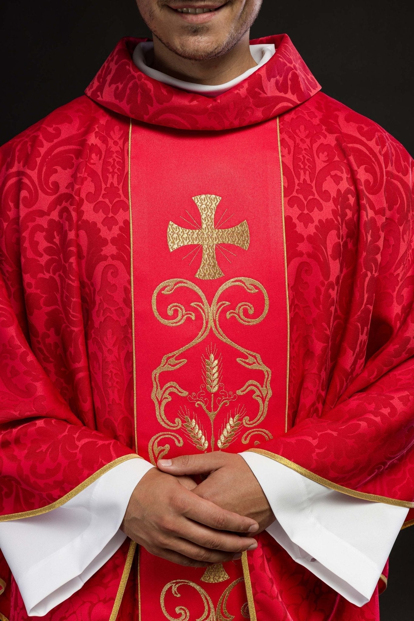 Red liturgical chasuble decorated with an embroidered belt KOR/148/02/81 - HAFTINAUSA.COM