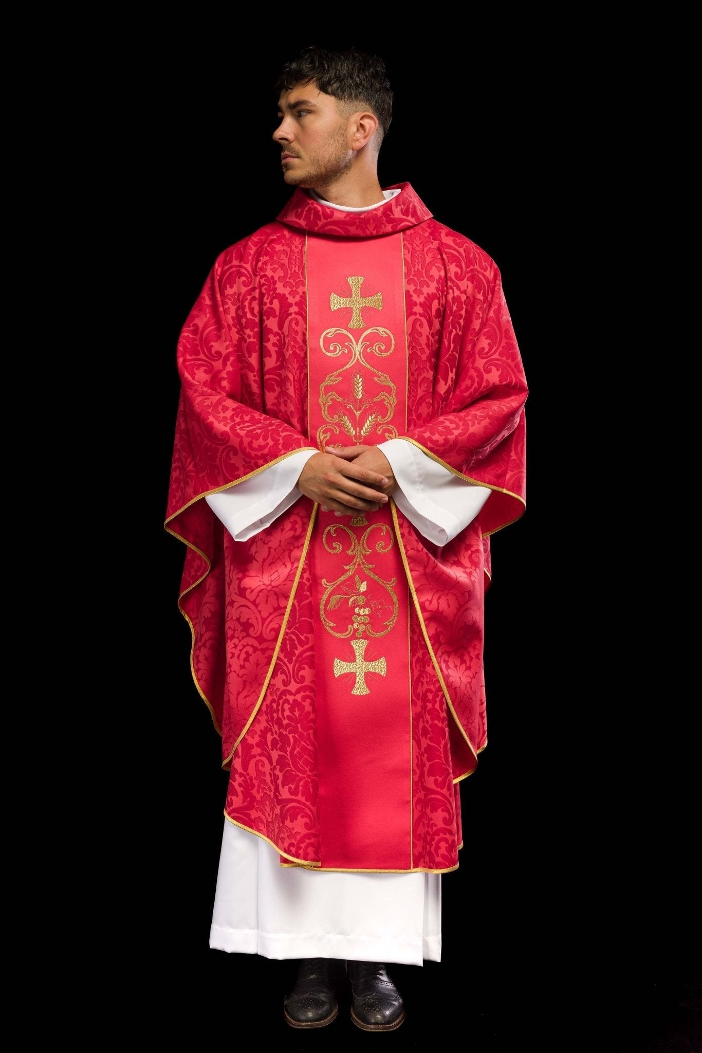 Red liturgical chasuble decorated with an embroidered belt KOR/148/02/81 - HAFTINAUSA.COM