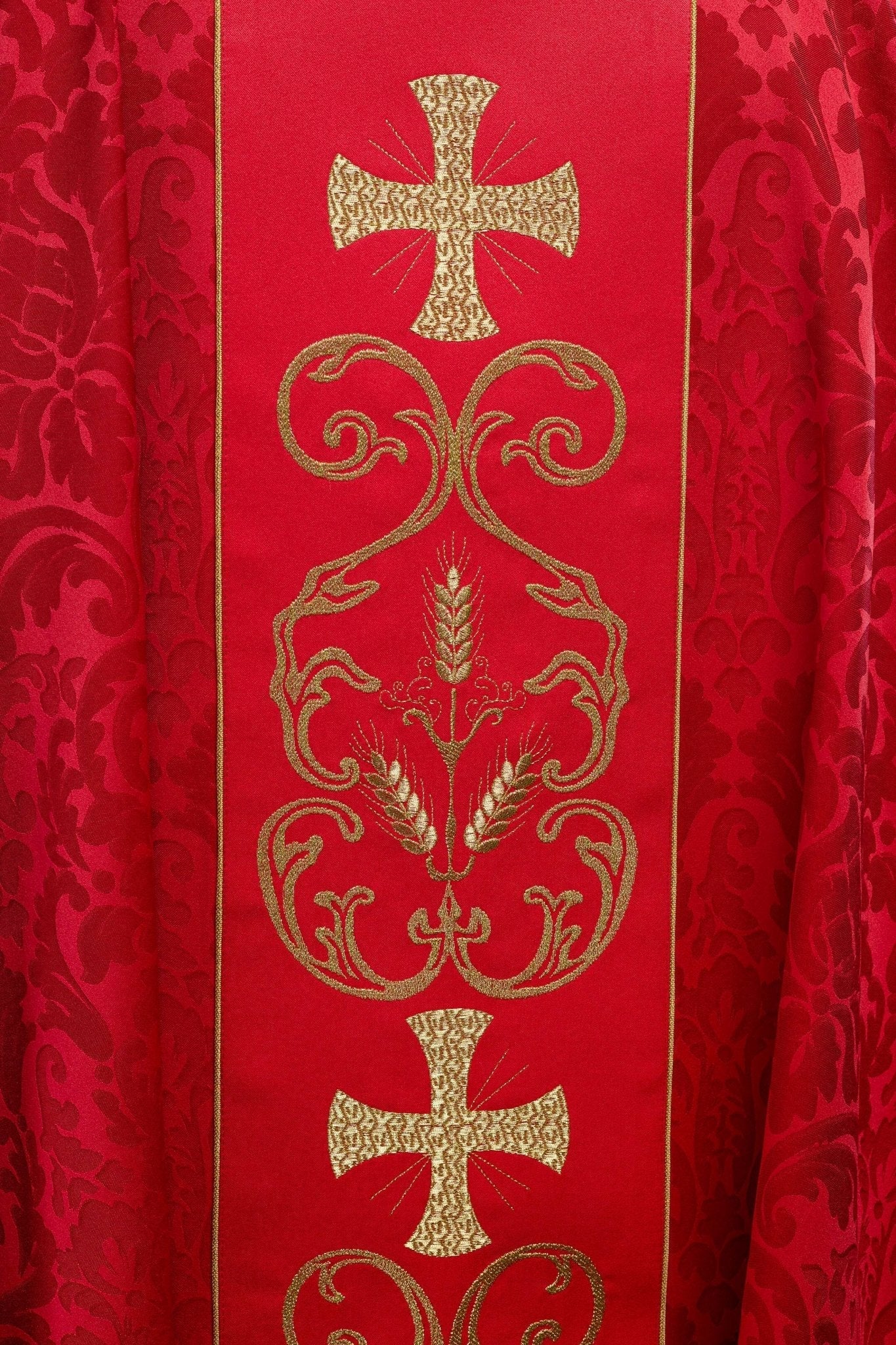 Red liturgical chasuble decorated with an embroidered belt KOR/148/02/81 - HAFTINAUSA.COM