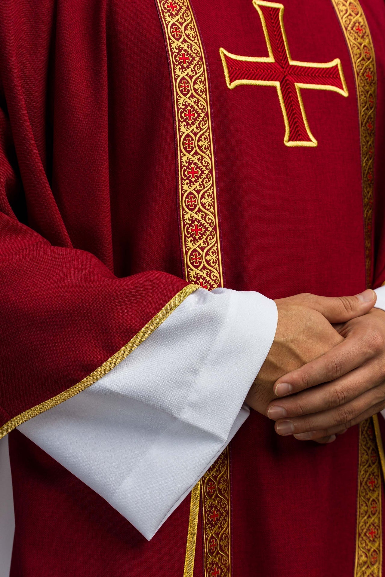 Red liturgical chasuble with embroidered cross and jacquard bands KOR/975/02/70 - CHASUBLES.COM