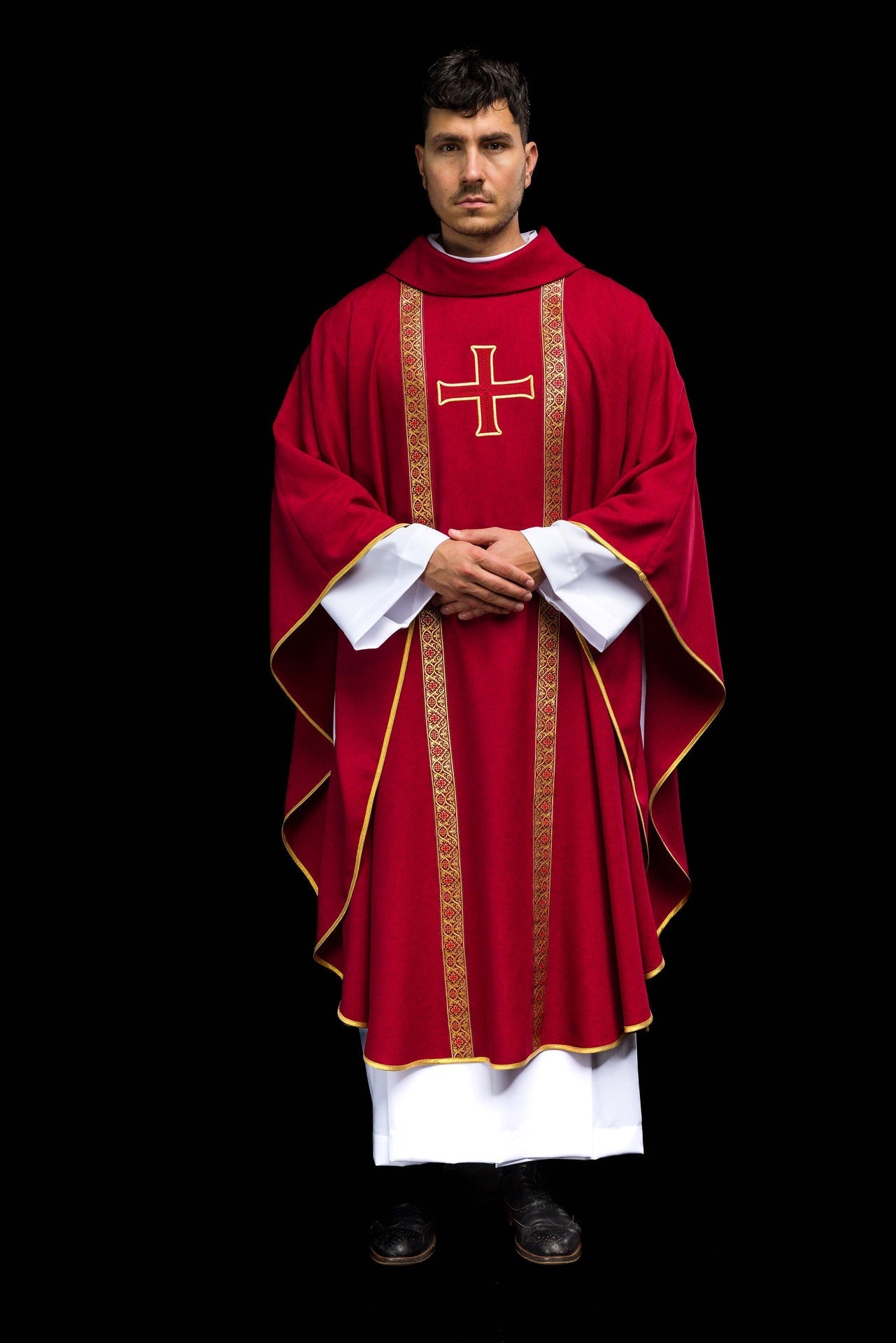 Red liturgical chasuble with embroidered cross and jacquard bands KOR/975/02/70 - CHASUBLES.COM
