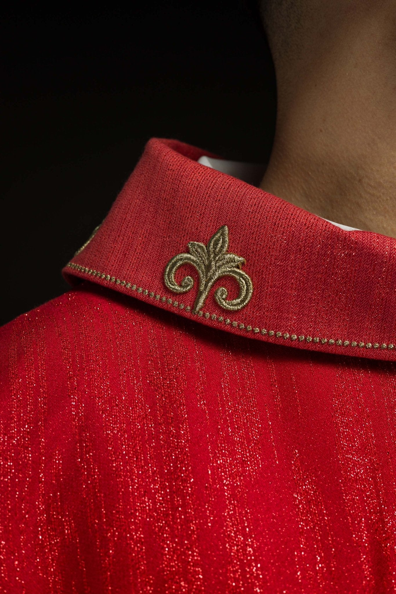 Red liturgical chasuble with embroidered cross on decorative fabric LE/7036/02 - CHASUBLES.COM