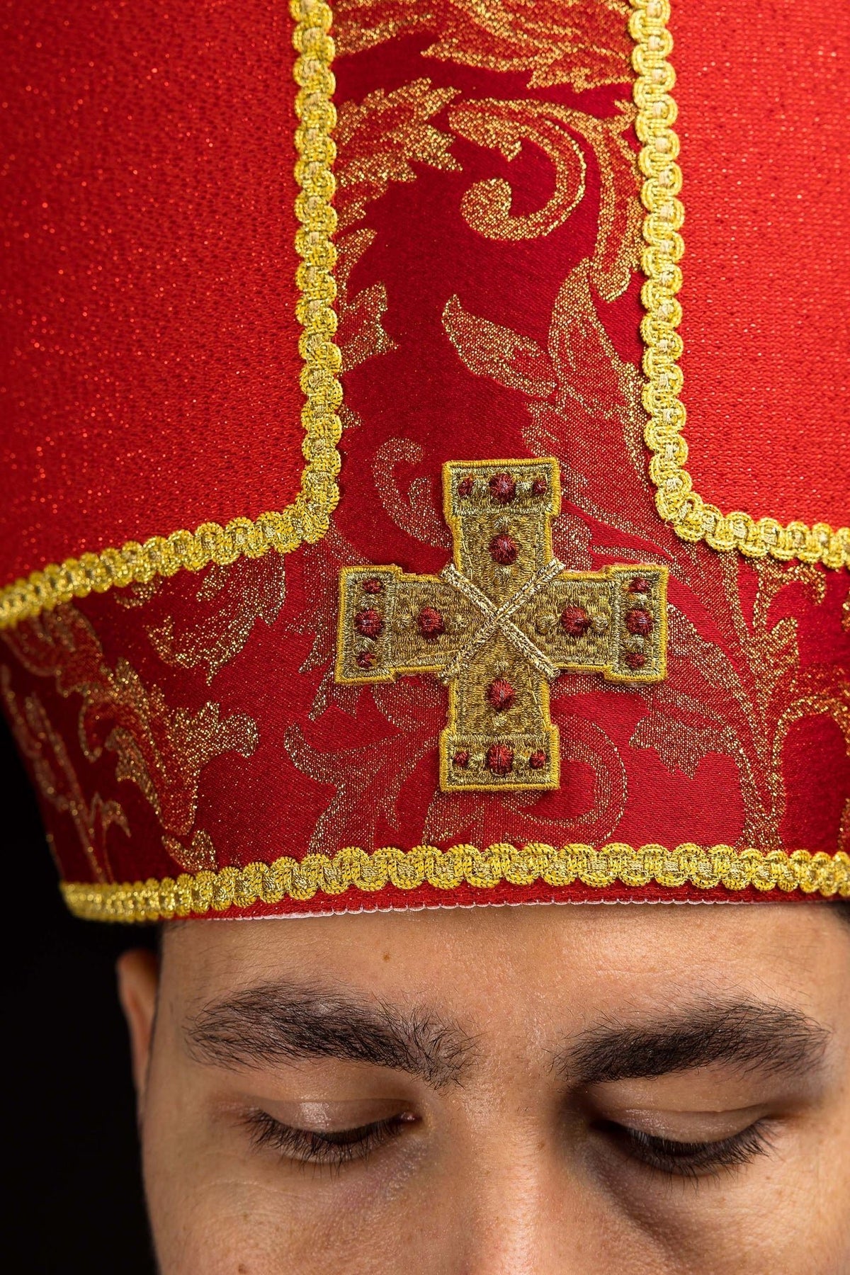 Red mitre embroidered with a cross decorated with jacquard fabric LE/9075/02-1 - CHASUBLES.COM