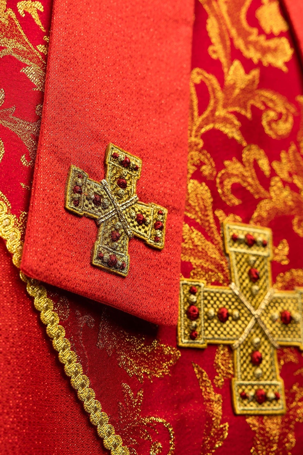 Red mitre embroidered with a cross decorated with jacquard fabric LE/9075/02-1 - CHASUBLES.COM